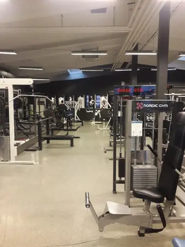 Välkommen till Nordic Wellness Halmstad Nässjögatan!Här kan du ta del av toppmoderna maskiner, fria vikter, gruppträning, virtuell träning och riktigt mycket tränings-glädje.Kom gärna in och ta en kaffe, kika på den fantastiska anläggningen och prata med oss direkt i receptionen.Vi erbjuder självklart prov-vecka för dig som vill testa vår härliga klubb och utbud.Vi har gratis parkering hos oss också.GRATIS KONSULTATION!Vill du få hjälp att nå dina mål?Med en personlig tränare kommer du snabbt igång med ett individanpassat träningsschema som ger resultat.I det första mötet går vi igenom vad du önskar uppnå samt sätter realistiska mål efter dina förutsättningar.Fyll i kontaktformuläret nedan så kontaktar vi dig för 30 minuters kostnadsfri konsultation.Vissa personliga tränare erbjuder nu också tjänsten PT online.Vid förhinder behöver du avboka mötet 24h innan utsatt tid, annars debiteras du 200 kr.Kolla ditt gym på alla bolagFitnessprofilen Julia på Nordic Wellness: Är ditt mål att ha en något tajtare form till beachen?BEHÖVER DU PT? Känner du att du inte har disciplinen att komma i gång med träningen hemma? Hör av dig direkt till Julia och boka professionell hjälp!Nordic Wellness Din Bästa-GymPartnerHär är de 15st mest sökta gymmen på GymKarta i Juli 2023Nordic Wellness Lindholmen på Lindholmsallén 20 i GöteborgSATS Gamlestaden på Gamlestadstorget 7 i GöteborgSTC Sävedalen - Göteborgsvägen 104 - GymKarta.seSTC munkebäck på Munkebäcks Allé 26 i GöteborgNordic Wellness Göteborg Kviberg Arena - GymKarta.seNordic Wellness Kungälv Kongahälla - GymKarta.seActic Lerum - Vattenpalatset på Häradsvägen 3 i Lerum&nbsp;Maximus Gym Brunnsbo på Folkvisegatan 15 i GöteborgSATS Hovås på Björklundabacken 2 i Hovås - GymKarta.seNordic Wellness Backaplan på Gustaf Dalénsgatan 13Fitness24Seven på Lergöksgatan 6 i Västra FrölundaSATS Askim (Sisjön stora) på Ekonomivägen 6 i AskimSTC på Ekenleden 10 i Kållered - GymKarta.seNordic Wellness Marklandsgatan - GymKarta.seNordic Wellness på Vasagatan 7 i Göteborg
