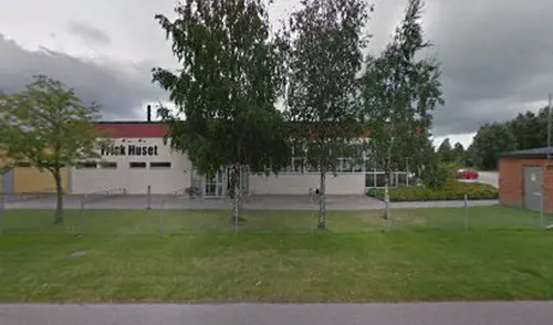 Vår träning på Friskis &amp; SvettisMänniskan är gjord för rörelse, vi mår bra när vi rör på oss.Vad är du sugen på att träna idag?​Det finns många skäl till att träna. Vi tycker att träning ska kännas lustfyllt, så att ha kul är ett gott skäl till att träna. Du får mer energi. Du får en härligare känsla i kroppen.Träna hos oss kan du göra på många olika sättKika in här och hitta träningen som passar dig bäst. Eller utmana dig och träna något nytt.&nbsp;ÅldersgränserPå några av våra träningsformer har vi särskilda åldersgränser2-6 år på Familjejympa7-12 år på all gruppträning utan redskap tillsammans med förälder/vuxen.10 år på träning i gymmet tillsammans med förälder/vuxen13 år på all typ av träningSpinningKonditionsträningen som är både svettig &amp; energifylld - på spincykelDu tränar på en spincykel, där det är du själv som väljer och reglerar motståndet.Du bestämmer hur lätt eller utmanande det blir för dig.&nbsp;Ledaren guidar genom passet och peppar dig igenom de&nbsp;tre olika positioner som ett spinpass innehåller: en sittande och två stående.Allt för att variera träningseffekten.&nbsp;Spinning ger dig effektiv konditionsträning som ger varierande träningseffekter: snabbhet, uthållighet och styrka.Indoor walkingFlowig träning på crosstrainer. Indoor walking (IW) är effektiv konditionsträning på crosstrainer, en så kallad walker. På köpet utmanar du din bålstabilitet och balans.&nbsp;Rörelsemönstret på en Crosstrainer/walker liknar löpning och skidåkning.Hela kroppen engageras och känslan är skönt flowingEn schysst bonus är att träningen är skonsam för lederna, oavsett om du väljer att ta det lugnt eller utmana dig ordentligt.&nbsp;Första gången? För att träna IW är det bra om du är minst 150 cm lång på grund av walkerns storlek och avstånd mellan trampor och stavar.Här hittar du fler Friskis &amp; Svettis i GöteborgFriskis&amp;Svettis Västra hamngatanFriskis&amp;Svettis MajornaFriskisSvettisFriskis&amp;Svettis KvillebäckenFriskis&amp;Svettis ValhallaFriskis&amp;Svettis GårdaFriskis&amp;Svettis JohannebergFriskis&amp; Svettis FrölundaVarmt välkommen till Göteborgs främsta träningsanläggningar med gymutrustning från de världsledande varumärkena Technogym, Life Fitness, Precor, Cybex!Kolla ditt gym på alla bolagKöp Kosttillskott &amp; TräningskläderIndoor walking hemma?