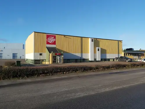 Vår träning på Friskis &amp; Svettis Människan är gjord för rörelse, vi mår bra när vi rör på oss.Vad är du sugen på att träna idag?​Det finns många skäl till att träna. Vi tycker att träning ska kännas lustfyllt, så att ha kul är ett gott skäl till att träna. Du får mer energi. Du får en härligare känsla i kroppen.Träna hos oss kan du göra på många olika sättKika in här och hitta träningen som passar dig bäst. Eller utmana dig och träna något nytt.&nbsp;ÅldersgränserPå några av våra träningsformer har vi särskilda åldersgränser2-6 år på Familjejympa7-12 år på all gruppträning utan redskap tillsammans med förälder/vuxen.10 år på träning i gymmet tillsammans med förälder/vuxen13 år på all typ av träningSpinningKonditionsträningen som är både svettig &amp; energifylld - på spincykelDu tränar på en spincykel, där det är du själv som väljer och reglerar motståndet.Du bestämmer hur lätt eller utmanande det blir för dig.&nbsp;Ledaren guidar genom passet och peppar dig igenom de&nbsp;tre olika positioner som ett spinpass innehåller: en sittande och två stående.Allt för att variera träningseffekten.&nbsp;Spinning ger dig effektiv konditionsträning som ger varierande träningseffekter: snabbhet, uthållighet och styrka.Indoor walkingFlowig träning på crosstrainer. Indoor walking (IW) är effektiv konditionsträning på crosstrainer, en så kallad walker. På köpet utmanar du din bålstabilitet och balans.&nbsp;Rörelsemönstret på en Crosstrainer/walker liknar löpning och skidåkning.Hela kroppen engageras och känslan är skönt flowingEn schysst bonus är att träningen är skonsam för lederna, oavsett om du väljer att ta det lugnt eller utmana dig ordentligt.&nbsp;Första gången? För att träna IW är det bra om du är minst 150 cm lång på grund av walkerns storlek och avstånd mellan trampor och stavar.Här hittar du fler Friskis &amp; Svettis i GöteborgFriskis&amp;Svettis Västra hamngatanFriskis&amp;Svettis MajornaFriskisSvettisFriskis&amp;Svettis KvillebäckenFriskis&amp;Svettis ValhallaFriskis&amp;Svettis GårdaFriskis&amp;Svettis JohannebergFriskis&amp; Svettis FrölundaVarmt välkommen till Göteborgs främsta träningsanläggningar med gymutrustning från de världsledande varumärkena Technogym, Life Fitness, Precor, Cybex!Kolla ditt gym på alla bolagKöp Kosttillskott &amp; TräningskläderIndoor walking hemma?