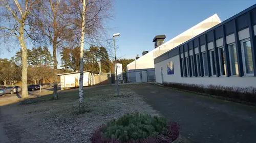 Actic Ljungby - Därför ska du träna hos ActicSom en av Sveriges ledande gymkedjor har vi jobbat med träning i över 40 årVi har ett brett erbjudande av inspirerande träning på 110 gym och 50 bad från Luleå i norr till Malmö i söder.Hos oss träffar du vänlig och kunnig personal och gymmar i fräscha lokaler. Du kan träna gruppträning både inomhus och utomhus och självklart är du också välkommen att simma och bada hos oss!110 GYM ÖVER HELA SVERIGE50 BAD I DIREKT ANSLUTNING TILL VÅRA GYMINSPIRERANDE OCH EFFEKTIV GRUPPTRÄNINGONLINEPASS I ACTIC APPENVECKORS DIGITAL TRÄNINGSSTART MED COACHGENERÖSA ÖPPETTIDERSKRÄDDARSY DITT MEDLEMSKAPHitta ditt Actic gym nära digMed över 115 gym runt om i Sverige finns det många möjligheter till träning, ange namnet på det gym eller den stad som du vill träna på nedan så hittar du den information du behöver.Träna i gymmet, testa på gruppträningspass, simma i badet eller kontakta oss så kan vi hjälpa dig att hitta den träning som passar dig!GruppträningDet är roligare att träna tillsammans!För dig som gillar att träna i grupp med en peppande instruktör till inspirerande musik rekommenderar vi gruppträning.Mer än hälften av våra anläggningar erbjuder gruppträning!Boka passDu hittar aktuella scheman för alla gruppträningspass på Mina Sidor eller på ditt gym.Du bokar enkelt dina gruppträningspass i vår Actic app eller på Mina Sidor.Bokningsreglerna hittar du här.Träna på gym och få upp din styrka!Varför ska du träna styrketräning? Nedan får du några exempel på vilka fördelar du får genom att träna styrka på gym med oss:&nbsp;En starkare kropp avlastar kroppens leder.Skelettets hållfasthet förbättras och bentätheten ökar, något som motverkar risken att drabbas av benskörhet.Ämnesomsättningen ökar, vilket är bra om du vill gå ner eller hålla din vikt.Muskulära obalanser tränas bort och ger en bättre hållning.Du kommer att få en bättre hållning vid stärkande av core.Du kommer lättare kunna lyfta dina barn eller barnbarn, bära hem kassarna från mataffären&nbsp; och förhoppningsvis även känna dig starkare!Träna styrka med säker och effektiv träningHos oss på Actic hittar du alltid instruktörer ute i lokalen som ger råd och tips kring hur du kan träna styrketräning på gym.Vi visar hur övningar kan genomföras för att undvika skador och berättar hur du kan undvika vanliga fel i din träning – allt för att du ska få ut maximalt av din träning, nå dina mål och bygga muskler.Lycka till med din styrketräning!30 minuter räcker!På Actic tränar vi enligt träningsmetoden HIT (högintensitetsträning), vilket innebär att du på endast 30 minuter ger din kropp tillräcklig träning för att utvecklas.Genom att träna på gym och köra ett set med 8-12 repetitioner i varje maskin med mycket kort vila mellan maskinerna hinner du träna hela kroppen på endast 30 minuter.Vår rekommendation är 2-3 träningspass på gymmet i veckan.Då hinner du både stimulera muskeltillväxten och få tid till återhämtning mellan passen.
