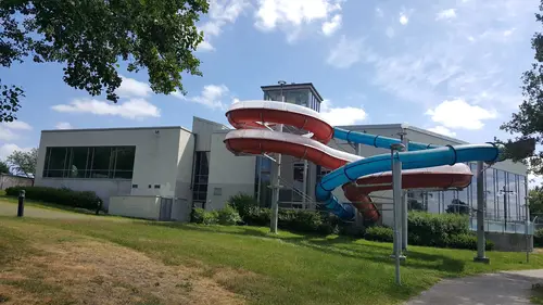 Actic Växjö Simhall - Därför ska du träna hos ActicSom en av Sveriges ledande gymkedjor har vi jobbat med träning i över 40 årVi har ett brett erbjudande av inspirerande träning på 110 gym och 50 bad från Luleå i norr till Malmö i söder.Hos oss träffar du vänlig och kunnig personal och gymmar i fräscha lokaler. Du kan träna gruppträning både inomhus och utomhus och självklart är du också välkommen att simma och bada hos oss!110 GYM ÖVER HELA SVERIGE50 BAD I DIREKT ANSLUTNING TILL VÅRA GYMINSPIRERANDE OCH EFFEKTIV GRUPPTRÄNINGONLINEPASS I ACTIC APPENVECKORS DIGITAL TRÄNINGSSTART MED COACHGENERÖSA ÖPPETTIDERSKRÄDDARSY DITT MEDLEMSKAPHitta ditt Actic gym nära digMed över 115 gym runt om i Sverige finns det många möjligheter till träning, ange namnet på det gym eller den stad som du vill träna på nedan så hittar du den information du behöver.Träna i gymmet, testa på gruppträningspass, simma i badet eller kontakta oss så kan vi hjälpa dig att hitta den träning som passar dig!GruppträningDet är roligare att träna tillsammans!För dig som gillar att träna i grupp med en peppande instruktör till inspirerande musik rekommenderar vi gruppträning.Mer än hälften av våra anläggningar erbjuder gruppträning!Boka passDu hittar aktuella scheman för alla gruppträningspass på Mina Sidor eller på ditt gym.Du bokar enkelt dina gruppträningspass i vår Actic app eller på Mina Sidor.Bokningsreglerna hittar du här.Träna på gym och få upp din styrka!Varför ska du träna styrketräning? Nedan får du några exempel på vilka fördelar du får genom att träna styrka på gym med oss:&nbsp;En starkare kropp avlastar kroppens leder.Skelettets hållfasthet förbättras och bentätheten ökar, något som motverkar risken att drabbas av benskörhet.Ämnesomsättningen ökar, vilket är bra om du vill gå ner eller hålla din vikt.Muskulära obalanser tränas bort och ger en bättre hållning.Du kommer att få en bättre hållning vid stärkande av core.Du kommer lättare kunna lyfta dina barn eller barnbarn, bära hem kassarna från mataffären&nbsp; och förhoppningsvis även känna dig starkare!Träna styrka med säker och effektiv träningHos oss på Actic hittar du alltid instruktörer ute i lokalen som ger råd och tips kring hur du kan träna styrketräning på gym.Vi visar hur övningar kan genomföras för att undvika skador och berättar hur du kan undvika vanliga fel i din träning – allt för att du ska få ut maximalt av din träning, nå dina mål och bygga muskler.Lycka till med din styrketräning!30 minuter räcker!På Actic tränar vi enligt träningsmetoden HIT (högintensitetsträning), vilket innebär att du på endast 30 minuter ger din kropp tillräcklig träning för att utvecklas.Genom att träna på gym och köra ett set med 8-12 repetitioner i varje maskin med mycket kort vila mellan maskinerna hinner du träna hela kroppen på endast 30 minuter.Vår rekommendation är 2-3 träningspass på gymmet i veckan.Då hinner du både stimulera muskeltillväxten och få tid till återhämtning mellan passen.