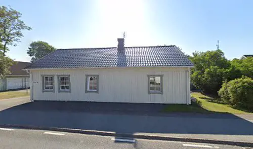 Hälsocoach EvelinaE - Evelina ger Tränings-, motions- och kostinspiration för DIGPersonlig TräningVad roligt att du vill börja träna med mig! Jag hjälper dig från ditt utgångsläge och får dina nya vanor att stanna över tid.Vill du utvecklas och ta din träning mot nya mål? Jag hjälper dig att sätta SMARTA mål och följer dig under vägen mot dina mål.Jag älskar att använda min kropp – men finner än större glädje i DIN utveckling!Jag erbjuder såväl privatpersoner som företag, klubbar och föreningar kostrådgivning, träning i grupp och personlig träning med fokus på kondition, styrka och rörlighet samt föreläsningar inom hälsa, kost och träning.Jag är diplomerad kostrådgivare genom Svenska Näringsakademin och licensierad personlig tränare med uthållighetsprofil och löpcoach genom Konditionsidrott (numera Tränarakademin).Jag har läst flertalet fristående kurser inom:* Mamma-barnträning* Idrottsnutrition och kost för prestation* Fys för löpare/idrottare med löpning i sin gren/sport* Rörlighet och mobilitet* coaching onlineDessutom är jag legitimerad lärare i idrott och hälsa från förskoleklass till gymnasiet med många års erfarenhet från främst åk 4-9 samt gruppträningsinstruktör med över 15 års erfarenhet.Som glad motionär har jag genomfört En Svensk Klassiker, några Göteborgsvarv och ett antal 5-10km motionslopp. Tränar för att må bra, såväl fysiskt som psykiskt men kryddar med olika prestationsmål för att hålla träningen på en för mig utvecklande nivå.Min träningsfilosofi är att att alla mår bra av att röra på sig och äta mat som är bra för insidan – utan att det blir press eller krav! Vi har bara en kropp och det gäller att jobba med den, inte mot den. Det är ett krig vi aldrig kan vinna så varför inte sluta fred och se vilka mirakel vi kan utföra med våra kroppar?!För att träna med mig behöver du inte vara träningsvan eller ha höga prestationsmål, vi jobbar efter dina förutsättningar med mina kunskaper om träning och hälsa!Låt mig smitta dig med min entusiasm för välmående och rörelseglädje – välkommen!
