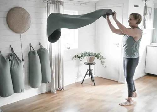 Yogastugan i Onsala - Erbjuder dig YOGA, SAMTAL OCH BEHANDLINGARYogastugan i Onsala erbjuder yoga i grupp och privat, coachande samtal för dig som bestämt dig för att göra en förändring och behandlingar som gör skillnad i både kropp och sinne.Är du redo för en förändring?Tillsammans tar vi fram en plan som är helt anpassad för dig och dina förutsättningar och behov.En plan där vi tar de små stegen - framåt.Mitt namn är Ingela, jag arbetar idag med yoga, coaching och massagebehandlingar som gör oss rörligare och mer avslappnade.Yoga, samtal och behandlingar balanserar min vardag.Yogan gör skillnad i kropp och i tanke, samtalen gör skillnad i sinnet och behandlingarna förenar kroppen med vårt sinne.Det händer något bra när vi tänker helhet, när hela kroppen får vara med.Kom med på en helg för dig!23-24 september 2023Kalvs skolhus, Kalv - som ligger ca 3 mil öster om UllaredMed yoga, reflektionsövningar och konkreta tips lär du dig mer om vad som gör din vardag hållbar och i balans.Under helgen får du möjlighet att landa, samla tankarna och sätta ord på vad du vill och behöver.Läs mer En helg för dig! - Flow365Välkommen till Yogastugan!Kontakta migNyheter Ifrån GymKartaHafstens Resort Och CampingMatinspiratör Markiz TaintonInger Zetterqvist: EM 1:ASasa The Mutant VujicJust Gym Sebastian HedmanJakob Wallin LAWABIdrottsrehab Ullevi