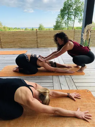 Yogastugan i Onsala - Erbjuder dig YOGA, SAMTAL OCH BEHANDLINGARYogastugan i Onsala erbjuder yoga i grupp och privat, coachande samtal för dig som bestämt dig för att göra en förändring och behandlingar som gör skillnad i både kropp och sinne.Är du redo för en förändring?Tillsammans tar vi fram en plan som är helt anpassad för dig och dina förutsättningar och behov.En plan där vi tar de små stegen - framåt.Mitt namn är Ingela, jag arbetar idag med yoga, coaching och massagebehandlingar som gör oss rörligare och mer avslappnade.Yoga, samtal och behandlingar balanserar min vardag.Yogan gör skillnad i kropp och i tanke, samtalen gör skillnad i sinnet och behandlingarna förenar kroppen med vårt sinne.Det händer något bra när vi tänker helhet, när hela kroppen får vara med.Kom med på en helg för dig!23-24 september 2023Kalvs skolhus, Kalv - som ligger ca 3 mil öster om UllaredMed yoga, reflektionsövningar och konkreta tips lär du dig mer om vad som gör din vardag hållbar och i balans.Under helgen får du möjlighet att landa, samla tankarna och sätta ord på vad du vill och behöver.Läs mer En helg för dig! - Flow365Välkommen till Yogastugan!Kontakta migNyheter Ifrån GymKartaHafstens Resort Och CampingMatinspiratör Markiz TaintonInger Zetterqvist: EM 1:ASasa The Mutant VujicJust Gym Sebastian HedmanJakob Wallin LAWABIdrottsrehab Ullevi