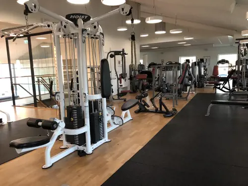 Actimera AB -  GYM - Bara det bästa är gott nogI gymmet på plan två finner du maskiner i premiumklass. Här inryms både en konditionsdel, styrkemaskiner, cirkelträning och en friviktsdel med en bur. Här kan du träna efter egen förmåga eller tillsammans med en Personlig Tränare för bästa resultat.Är du intresserad av att börja gymma hos oss? Boka ett förutsättningslöst informationssamtal via knappen nedan så hjälper vi dig komma igång med din gymträning.Här är de 15st mest sökta gymmen på GymKarta i Juli 2023Nordic Wellness Lindholmen på Lindholmsallén 20 i GöteborgSATS Gamlestaden på Gamlestadstorget 7 i GöteborgSTC Sävedalen - Göteborgsvägen 104 - GymKarta.seSTC munkebäck på Munkebäcks Allé 26 i GöteborgNordic Wellness Göteborg Kviberg Arena - GymKarta.seNordic Wellness Kungälv Kongahälla - GymKarta.seActic Lerum - Vattenpalatset på Häradsvägen 3 i Lerum&nbsp;Maximus Gym Brunnsbo på Folkvisegatan 15 i GöteborgSATS Hovås på Björklundabacken 2 i Hovås - GymKarta.seNordic Wellness Backaplan på Gustaf Dalénsgatan 13Fitness24Seven på Lergöksgatan 6 i Västra FrölundaSATS Askim (Sisjön stora) på Ekonomivägen 6 i AskimSTC på Ekenleden 10 i Kållered - GymKarta.seNordic Wellness Marklandsgatan - GymKarta.seNordic Wellness på Vasagatan 7 i Göteborg