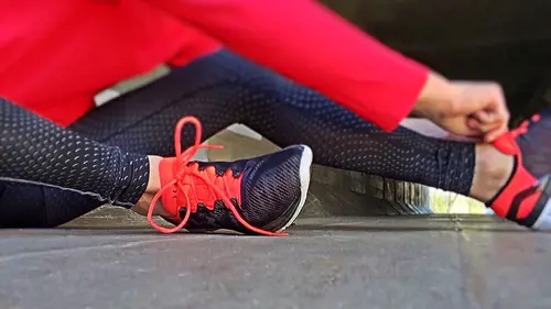 Gymmet i Kungsbacka - Gå ner i vikt med ossVill du gå ner några kilon i vikt, tona kroppen eller bara bli piggare och sova bättre?&nbsp; Vi kan hjälpa dig på vägen.Man säger att kosten har störst betydelse för viknergång. Samtidigt är det så att ju bättre kondition du har, desto fler kalorier och mer fett förbränner du under ett träningspass. En vältränad person förbränner ganska mycket mer kalorier än en otränad person under samma träningspass. En bra anledning till att börja träna med andra ord.Vi är olika och alla kan inte följa samma råd, vi har därför olika koncept.Läs mer om vad som vi har på gång just nuVad händer just nuTappa i vikt med allsidig träning och hälsosam mat.&nbsp;Du får alla recept och lagar den mesta av maten själv.Läs mer och ansök här&nbsp;Kom i form på 30 dagar inför sommaren och nå din målvikt.När man skall göra en livsstilsförändring är det mycket som skall hinnas med, då kan&nbsp;det vara skönt att ha tillgång till hälsosam mat som redan är lagad.Du får recept på frukostar och mellanmål.&nbsp;Nyckeln i en viktresa är att hitta en hälsosam kosthållning som passar dig och där du njuter av kostenLäs mer och ansök härCirkelträning med ledare​Cirkelträning, pass med olika stationer där vi använder maskiner och egna kroppen som redskap.Puls och styrka, träning för hela kroppen och det bästa av allt du tränar i eget tempo och använder vikter efter din egna förmåga. &nbsp;Ett populärt pass för alla åldrar just för att man tränar efter egen förmåga och dagsform.FitnesscrossCirkelträning, fartfyllt pass med olika stationer där vi använder vikter, TRX-band, gummiband, kettlebells och egna kroppen som redskap.Puls och styrka, träning för hela kroppen och det bästa av allt du tränar i eget tempo och använder vikter efter din egna förmåga. &nbsp;Ett populärt pass för alla åldrar. Obs Måndagar kl. 18&nbsp;kör vi lite tuffare.Work-outKondition och styrka, fartfyllt pass med lätta danssteg varvat med styrka för hela kroppen. &nbsp;Mycket skratt och glädje, till goa låtar.Step och styrka&nbsp;Kommer sporadiskt&nbsp;på schemat.Step/Styrka är en energigivande träningsform som utförs på stepbräda med styrkeövningar mellan blocken. I takt till musiken görs koreograferade övningar på och runt brädan.Ett pass som ger både styrka och kondition, vi använder oss även av hantlar, gummiband samt viktplatta.Ladies WorkPass med puls, enkla steg som varvas med styrka där vi använder gummiband och eller hantlar för arm och benstyrka. Avslutas med&nbsp;mage, avslappning och stretch&nbsp;TabataTabata är en form av&nbsp;högintensiv intervallträning,&nbsp;där du på kort tid kan uppnå väldigt stora träningsresultat. Träningsformen är smart upplagd då du blandar högintensiva övningar med kort vila&nbsp;under en förutbestämd tidTabata-träning ör populärt när man vill ha snabba resultat. Och det får man i regel – så länge man orkar ta i ordentligt.BodyworkHär tränar vi i par i intervaller på 40 sekunder, med 10 sekunders vila. parövningarna koncentrerar sig mest på kondition, mage, bål, ben. och armar. vi byter alltid&nbsp; par under passets gång. Intensivt och roligt passFördelar med pulspass?Högintensiv träning bryter ner glykogen förråden i musklerna snabbt vilket musklerna kompenserar genom att ta energi i form av glukos från blodet. Musklerna aktiveras mer vid högintensiv träning.&nbsp;Ur fettförbränningssynpunkt är högintensiv träning en perfekt träningsform. Många lever fortfarande kvar med uppfattningen om att lågintensiv träning på ca 65 % av maxkapacitet är den bästa träningen när det kommer till fettförbränning, och väljer därför promenader som sitt främsta verktyg för viktminskning. Det ligger viss sanning i det, eftersom kroppen har en tendens att lättare ta från fettreserverna vid aerob träning (lågintensiv) än anaerob träning (högintensiv). &nbsp;När vi tränar riktigt hårt däremot, blir vår energiförbrukning högre och dessutom tar det längre tid för kroppen att återhämta sig, och energiförbrukningen hålls därför hög en bra stund även efter passet.Här är de 15st mest sökta gymmen på GymKarta i Juli 2023Nordic Wellness Lindholmen på Lindholmsallén 20 i GöteborgSATS Gamlestaden på Gamlestadstorget 7 i GöteborgSTC Sävedalen - Göteborgsvägen 104 - GymKarta.seSTC munkebäck på Munkebäcks Allé 26 i GöteborgNordic Wellness Göteborg Kviberg Arena - GymKarta.seNordic Wellness Kungälv Kongahälla - GymKarta.seActic Lerum - Vattenpalatset på Häradsvägen 3 i Lerum&nbsp;Maximus Gym Brunnsbo på Folkvisegatan 15 i GöteborgSATS Hovås på Björklundabacken 2 i Hovås - GymKarta.seNordic Wellness Backaplan på Gustaf Dalénsgatan 13Fitness24Seven på Lergöksgatan 6 i Västra FrölundaSATS Askim (Sisjön stora) på Ekonomivägen 6 i AskimSTC på Ekenleden 10 i Kållered - GymKarta.seNordic Wellness Marklandsgatan - GymKarta.seNordic Wellness på Vasagatan 7 i Göteborg