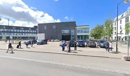 Top Fitness Center - Gymnasiegatan 42VÅRT GYM har Tre rymliga fräscha och välventilerade gruppträningssalar och en helt ny maskinpark med några av branschens absolut bästa träningsmaskiner.Ett solarie som är bland det säkraste och bekvämaste som finns idag. Vi har även fina och fräscha omklädningsrum med dusch och bastu.Vi är verkligen stolta över vårt fina gymkoncept, vår trivsamma atmosfär, våra populära instruktörer, mångsidiga pass och inte minst all professionell kunskap vi gärna delar med oss av.PERSONLIG TRÄNING HOS Top Fitness CenterPernilla JanssonJag har stor erfarenhet av styrketräning, konditionsträning och även core/hållningsträning som jag själv tränat i över 20 år. Jag utformar individanpassade program med fokus på god hållning, rörlighet och muskelkontakt. Jag jobbar utefter just dina mål och ambitioner och anpassar träningen därefter. Som Kostrådgivare skräddarsyr jag även kostscheman, då kosten spelar en stor roll för din hälsa och dina träningsresultat. Kontakta mig redan idag för att ta första steget mot en bättre hälsa!​Mina utbildningar:Licensierad personlig tränareKostrådgivareGyminstruktörMina specialitéer:Styrketräning –muskelbyggande –funktionellt -smidighetDynamisk stretch -rörlighetsträningCoreträning –mage/rygg – bålstabilitetPosturalträning -hållningFettförbränning –högintensiv träningOnlinecoachingEn personlig tränare ser till att du får ut det mesta möjliga av din träningstid. Och framförallt är din personliga tränare med dig under hela träningspasset.Dels för att se till att du gör dina rörelser rätt men också för att peppa dig att verkligen göra så mycket du någonsin orkar.Inledningsvis gör den personlige tränaren en behovsanalys och frågar om din träningsbakgrund, eventuella skador och sjukdomar, syfte och målsättning med träningen.Därefter kommer den personlige tränaren att utforma ett personligt träningsprogram.​Den personlige tränaren håller också reda på dina framsteg genom att detaljerat dokumentera varje träningstillfälle t ex belastning, repetitioner, sträcka och tid.Om du vill har den personlige tränaren möjlighet att testa din kondition och fettprocent.På så sätt kan du få svart på vitt.​Du bestämmer själv hur många gånger du vill ha en personlig tränare.Har du aldrig provat tidigare så bör du, för att verkligen inse vad en personlig tränare kan uträttaHur gammal måste man vara för att få träna hos er?Hos oss får du träna när du kommit in i tonåren. Den tränande måste dock ha fått en gyminstruktion tillsammans med en instruktör innan träningen påbörjas. Programmet anpassas efter träningsbakgrund och fysiska förutsättningar.Har ni barnpassning?Vi har ett rum där barnen kan leka eller se på tv medan föräldrar tränar, men vi har inte möjlighet att hålla koll på barnen.Hur gör jag för att boka en personlig tränare?Vi tar inga bokningar för personlig träning direkt i receptionen då våra tränare bedriver egen verksamhet.Ta därför kontakt med den tränare du tror passar dig bäst och stäm av när det passar er båda.Har ni skåp med lås i omklädningsrummen?Vi har skåp i omklädningsrummen men lås tar man med sig hemifrån.Nyheter Ifrån GymKartaHafstens Resort Och CampingMatinspiratör Markiz TaintonInger Zetterqvist: EM 1:ASasa The Mutant VujicJust Gym Sebastian HedmanJakob Wallin LAWABIdrottsrehab Ullevi