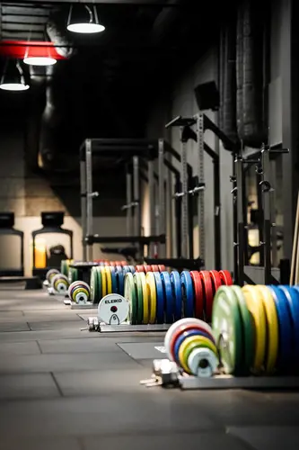 M21 Sport CenterVälkommen till Kungsbackas mest exklusiva träningsanläggning!Vill du bli stark, uthållig, snabb eller vig? Vill du gå ner i vikt? Vill du gå upp i vikt? Vill du hitta en träningsform som du tycker är rolig? Är du en elitsatsande atlet som vill ta din träning till nästa steg? Är du ny på gymmet och vill lära dig hur man tränar? Du kanske inte vet vad du vill med din träning eller vilka dina mål är, men vill ta reda på det?Bra, då hjälper vi på M21 Sport Center dig med det!Utrustning, coacher, träningsyta, miljö - vi strävar alltid mot att hålla en hög standard. Och oavsett erfarenheter och kunskap, hos oss får du hjälp med att nå dina träningsmål.M21 är en exklusiv kombianläggning, designad för att möta behoven från såväl motionärer som hos elitsatsande atleterFokus ligger på stora ytor, utrustning i premiumsegmentet, professionell personal och ett gediget utbud av träningspass. I en inspirerande miljö, tillsammans med kunniga coacher, ger vi dig de bästa förutsättningarna du kan få för att nå dina träningsmål.Självklart är vi även en Eleiko-certifierad anläggning!Du hittar oss på Marios Gata 21 i Kungsbacka, i samma byggnad som World of Padel. Du vet, bakom Super Mario!SamarbetenSweetSpot – Sport &amp; Business Center&nbsp;– Kungsbackas mötesplats nr.1.Booster Friends&nbsp;– Där människor möter människor.Vetenskapshälsan&nbsp;- Forskare, PT, kostrådgivare, mental tränare och löpcoach.World of Padel&nbsp;– Kungsbackas finaste Padelcenter.Flexmassage i Kungsbacka&nbsp;- Massage med specialiserade massörer på Djup klassisk massage, Bindvävsmassage och Gravidmassage.Eleiko&nbsp;– Världsmästarnas val när det kommer till träningsutrustning.&nbsp;Nyheter Ifrån GymKartaHafstens Resort Och CampingMatinspiratör Markiz TaintonInger Zetterqvist: EM 1:ASasa The Mutant VujicJust Gym Sebastian HedmanJakob Wallin LAWABIdrottsrehab Ullevi
