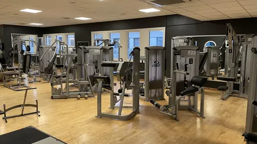 Nordic Wellness KålleredI Kållered köpstad ligger denna familjära friskvårdsanläggning, i en härlig atmosfär på ca 3500 kvadratmeter erbjuder vi träning för alla – yngre som äldre.I vårt gym har vi ett stort utbud av styrke- och konditionsmaskiner samt en avdelning med fria vikter. I våra 3 gruppträningsalar erbjuder vi ett rikt utbud av olika klasser som leds av våra erfarna och duktiga instruktörer.Du kan också ta din träning till nya nivåer med våra personliga tränare. Vår nybyggda Funktionella yta erbjuder stora möjligheter att lägga upp hela träningspass med eller utan redskap. Här finns också en stor Cross Cage att nyttja.&nbsp;Vi erbjuder även barn- och ungdomsklasser samt barnpassning i Kidz Club. Se tider under "Öppettider".Vi har hjärt-säkrat vårt gym;&nbsp;redan 2012 installerade vi en hjärtstartare, men vi nöjer oss inte bara med att installera en hjärtstartare – vår personal genomgår årligen en utbildning i HLR. Sammantaget gör det att vi är väl rustade om olyckan är framme.Vårt grupptränings-utbud är stort och förutom klasser med instruktör erbjuder vi även Virtuell träning. Perfekt för dig som vill kunna träna när det passar in i just din vardag. Här finns ett urval av olika Cykelklasser, Yoga, Bodypump, Les Mills core, Bootystep, Mama moove och fler därtill.Liveklasserna inkluderar ett brett register av koncept där vi fyller veckan med Bodyjam, Zumba Fitness, Bodybalance, HOT yoga, Bodystep, Bodypump, Les Mills Core, Bootymove, GRIT, HIIT bland annat.&nbsp;Unikt för Nordic Wellness Kållered är vår HOT Yoga där du "yogar" i 40 graders värme. Välgörande för kropp och själ.&nbsp;Nordic Wellness - Din Bästa GymPartnerNordic Wellness är idag en av Sveriges största friskvårds-kedjor.Det ger oss unika möjligheter att ständigt utveckla våra klubbar och att ligga i framkant när det gäller utbud, kvalitet, personal och inte minst pris.Det är viktigt för oss att alla människor känner sig som hemma.Nordic Wellness erbjuder generösa lokaler med fräsch inredning, där du kan träna i en trivsam miljö.Under 2022 har vi uppdaterat klubben med nytt golv, ny belysning, ny färg och högkvalitativ tränings-gymutrustning.&nbsp;Varmt välkommen till Göteborgs främsta träningsanläggningar med gymutrustning från de världsledande varumärkena&nbsp;Technogym,&nbsp;Life Fitness,&nbsp;Precor,&nbsp;Cybex!Vi kan stolt presentera lanseringen av Les Mills nya gruppträningspass Strength Development. Just vår klubb är en av fåtal utvalda i norden att först få släppa det nya konceptet.Här är de 15st mest sökta gymmen på GymKarta i Juli 2023Nordic Wellness Lindholmen på Lindholmsallén 20 i GöteborgSATS Gamlestaden på Gamlestadstorget 7 i GöteborgSTC Sävedalen - Göteborgsvägen 104 - GymKarta.seSTC munkebäck på Munkebäcks Allé 26 i GöteborgNordic Wellness Göteborg Kviberg Arena - GymKarta.seNordic Wellness Kungälv Kongahälla - GymKarta.seActic Lerum - Vattenpalatset på Häradsvägen 3 i Lerum&nbsp;Maximus Gym Brunnsbo på Folkvisegatan 15 i GöteborgSATS Hovås på Björklundabacken 2 i Hovås - GymKarta.seNordic Wellness Backaplan på Gustaf Dalénsgatan 13Fitness24Seven på Lergöksgatan 6 i Västra FrölundaSATS Askim (Sisjön stora) på Ekonomivägen 6 i AskimSTC på Ekenleden 10 i Kållered - GymKarta.seNordic Wellness Marklandsgatan - GymKarta.seNordic Wellness på Vasagatan 7 i Göteborg