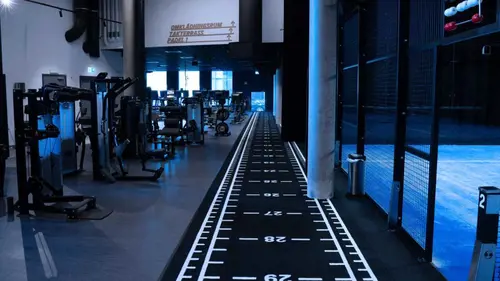 Välkommen till SATS Hovås – ljusa lokaler med generös takhöjdVi erbjuder bland annat tre inomhusbanor för padel, vår populära löparklass Indoor Running, en stor gruppträningssal, basket och mycket mer. Utanför gymmet finns det tillgång till parkering. Välkommen!Boka padelLäs mer om padelTre padelbanor (inomhus)Ytor för fria vikter och lyftarflakEn modern maskinpark med unika träningsmaskinerEn stor cardioyta med Indoor Running-klasserFullspäckat schema med gruppträningsklasserBasketPersonliga tränare som kan hjälpa dig med din träningUtbud hos SATS HovåsEgna konditionsytorFri parkeringGruppträningIndoor RunningOmklädningsrumPadelPersonlig träningSal för innebandy och basketShopUtrustningFria vikterKonditionsmaskinerLyftarflakStyrketräningsmaskinerHär hittar du ossBjörklundabacken 2, 436 57, HovåsVälkommen till SATS' 12 gym i Göteborg!AskimEriksbergGamlestadenHovåsKompassenLandalaMasthuggetMölnlyckeSisjönTorpavallenTorslandaValhalla&nbsp;SATS Din GymPartnerAlla är välkomna till SATS. Vi motiverar våra medlemmar genom att utgå från deras egen nivå och bidra med positiva utmaningar, både stora och små.&nbsp;Här finner du ett brett utbud av olika träningsformer och en mängd olika grupptränings-pass.Med flexibla medlemskap kan vi erbjuda ett skräddarsytt upplägg som passar just för dig; oavsett om du vill styrketräna, träna kondition, träna med PT, träna hemma med Online Training eller träna i grupp.Vi har något för alla. Flera av våra gym erbjuder även barnpassning.Muskelshoppen – Köp Kosttillskott &amp; Träningskläder i Göteborg &amp; MölndalHär kan du läsa om SATS historiaHär är de 15st mest sökta gymmen på GymKarta i Juli 2023Nordic Wellness Lindholmen på Lindholmsallén 20 i GöteborgSATS Gamlestaden på Gamlestadstorget 7 i GöteborgSTC Sävedalen - Göteborgsvägen 104 - GymKarta.seSTC munkebäck på Munkebäcks Allé 26 i GöteborgNordic Wellness Göteborg Kviberg Arena - GymKarta.seNordic Wellness Kungälv Kongahälla - GymKarta.seActic Lerum - Vattenpalatset på Häradsvägen 3 i Lerum&nbsp;Maximus Gym Brunnsbo på Folkvisegatan 15 i GöteborgSATS Hovås på Björklundabacken 2 i Hovås - GymKarta.seNordic Wellness Backaplan på Gustaf Dalénsgatan 13Fitness24Seven på Lergöksgatan 6 i Västra FrölundaSATS Askim (Sisjön stora) på Ekonomivägen 6 i AskimSTC på Ekenleden 10 i Kållered - GymKarta.seNordic Wellness Marklandsgatan - GymKarta.seNordic Wellness på Vasagatan 7 i Göteborg