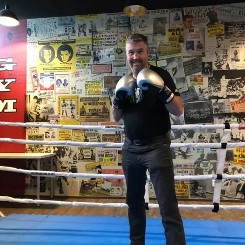 New Sweden Boxing Academy - Datavägen 1. 436 32 AskimTräningstider – 2023 av Robert#BoxningFörAlla  – 2023 Vill ni provträna betalar du 50:-/gång. Boka provpass: Https://eliteptcentre.wondr.se/schema Boka(Prova på) Handskar finns att låna New Sweden Boxing Academy – Sisjön Måndagar Kl 17 Flickor &amp; pojkar 6 -10 år (KidsBox) Kl 18.00PT Boxning med Robert Nordman:600:-/pass2500:-/5 pass4000:-/10 passI Boxningens gemenskap är alla välkomnaNew Sweden Boxing Academy är en plattform för individer som vill utveckla sin idrottsliga eller personliga karriär med fokus på fysisk och mental hälsa.Plattformen erbjuder vi individer att nå sina drömmar att boxas i mästerskap, bli proffs eller helt enkelt bara komma i bra form.Coach: Robert NordmanPersonlig Tränare: 0704 26 91 100Nyheter Ifrån GymKartaHafstens Resort Och CampingMatinspiratör Markiz TaintonInger Zetterqvist: EM 1:ASasa The Mutant VujicJust Gym Sebastian HedmanJakob Wallin LAWABIdrottsrehab Ullevi