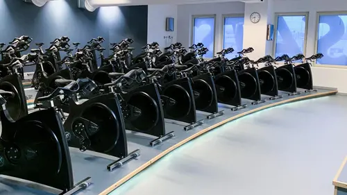 Välkommen till SATS Askim ett modernt och öppet gym för all din träning!Här hittar du en unik och avslappnad yogamiljö med SATS yogakoncept HiYogaBeläget i GulinshusetStyrketräning, cardio och ett fullspäckat gruppträningsschema i de stora gruppträningssalarnaHär hittar du ossEkonomivägen 6, 436 33, AskimVälkommen till SATS' 12 gym i Göteborg!AskimEriksbergGamlestadenHovåsKompassenLandalaMasthuggetMölnlyckeSisjönTorpavallenTorslandaValhalla&nbsp;SATS Din GymPartnerAlla är välkomna till SATS. Vi motiverar våra medlemmar genom att utgå från deras egen nivå och bidra med positiva utmaningar, både stora och små.&nbsp;Här finner du ett brett utbud av olika träningsformer och en mängd olika grupptränings-pass.Med flexibla medlemskap kan vi erbjuda ett skräddarsytt upplägg som passar just för dig; oavsett om du vill styrketräna, träna kondition, träna med PT, träna hemma med Online Training eller träna i grupp.Vi har något för alla. Flera av våra gym erbjuder även barnpassning.Muskelshoppen – Köp Kosttillskott &amp; Träningskläder i Göteborg &amp; MölndalHär kan du läsa om SATS historiaHär är de 15st mest sökta gymmen på GymKarta i Juli 2023Nordic Wellness Lindholmen på Lindholmsallén 20 i GöteborgSATS Gamlestaden på Gamlestadstorget 7 i GöteborgSTC Sävedalen - Göteborgsvägen 104 - GymKarta.seSTC munkebäck på Munkebäcks Allé 26 i GöteborgNordic Wellness Göteborg Kviberg Arena - GymKarta.seNordic Wellness Kungälv Kongahälla - GymKarta.seActic Lerum - Vattenpalatset på Häradsvägen 3 i Lerum&nbsp;Maximus Gym Brunnsbo på Folkvisegatan 15 i GöteborgSATS Hovås på Björklundabacken 2 i Hovås - GymKarta.seNordic Wellness Backaplan på Gustaf Dalénsgatan 13Fitness24Seven på Lergöksgatan 6 i Västra FrölundaSATS Askim (Sisjön stora) på Ekonomivägen 6 i AskimSTC på Ekenleden 10 i Kållered - GymKarta.seNordic Wellness Marklandsgatan - GymKarta.seNordic Wellness på Vasagatan 7 i Göteborg