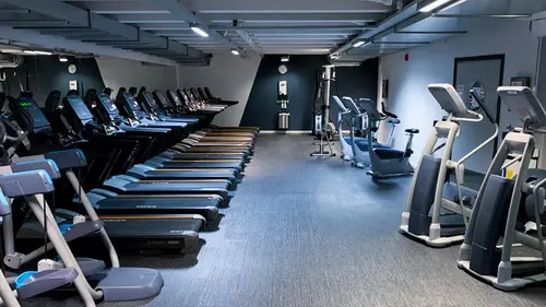 Välkommen till SATS Askim ett modernt och öppet gym för all din träning!Här hittar du en unik och avslappnad yogamiljö med SATS yogakoncept HiYogaBeläget i GulinshusetStyrketräning, cardio och ett fullspäckat gruppträningsschema i de stora gruppträningssalarnaHär hittar du ossEkonomivägen 6, 436 33, AskimVälkommen till SATS' 12 gym i Göteborg!AskimEriksbergGamlestadenHovåsKompassenLandalaMasthuggetMölnlyckeSisjönTorpavallenTorslandaValhalla&nbsp;SATS Din GymPartnerAlla är välkomna till SATS. Vi motiverar våra medlemmar genom att utgå från deras egen nivå och bidra med positiva utmaningar, både stora och små.&nbsp;Här finner du ett brett utbud av olika träningsformer och en mängd olika grupptränings-pass.Med flexibla medlemskap kan vi erbjuda ett skräddarsytt upplägg som passar just för dig; oavsett om du vill styrketräna, träna kondition, träna med PT, träna hemma med Online Training eller träna i grupp.Vi har något för alla. Flera av våra gym erbjuder även barnpassning.Muskelshoppen – Köp Kosttillskott &amp; Träningskläder i Göteborg &amp; MölndalHär kan du läsa om SATS historiaHär är de 15st mest sökta gymmen på GymKarta i Juli 2023Nordic Wellness Lindholmen på Lindholmsallén 20 i GöteborgSATS Gamlestaden på Gamlestadstorget 7 i GöteborgSTC Sävedalen - Göteborgsvägen 104 - GymKarta.seSTC munkebäck på Munkebäcks Allé 26 i GöteborgNordic Wellness Göteborg Kviberg Arena - GymKarta.seNordic Wellness Kungälv Kongahälla - GymKarta.seActic Lerum - Vattenpalatset på Häradsvägen 3 i Lerum&nbsp;Maximus Gym Brunnsbo på Folkvisegatan 15 i GöteborgSATS Hovås på Björklundabacken 2 i Hovås - GymKarta.seNordic Wellness Backaplan på Gustaf Dalénsgatan 13Fitness24Seven på Lergöksgatan 6 i Västra FrölundaSATS Askim (Sisjön stora) på Ekonomivägen 6 i AskimSTC på Ekenleden 10 i Kållered - GymKarta.seNordic Wellness Marklandsgatan - GymKarta.seNordic Wellness på Vasagatan 7 i Göteborg