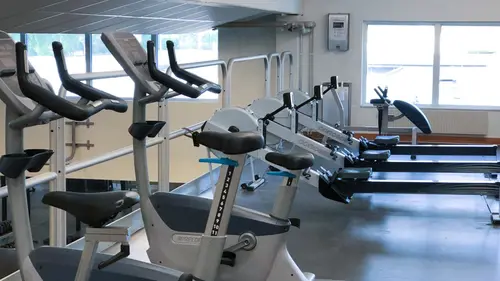 Välkommen till SATS Mölnlycke, ett hemtrevligt och familjärt centerTrevligt och familjärt center med gruppträning, cykling och öppen gymyta.Populära senior-klasser med härlig stämning.Utanför finns tillgång till parkeringsmöjligheter, och centret ligger även precis bredvid bussterminalen.Utbud hos SATS MÖLNLYCKECykelsalGruppträningIntelligent CyclingMiniSATS / barnpassningPersonlig träningRelaxavdelningSeniorklasserShopYta för funktionell träningYtor för personlig träningUtrustningFria vikterKonditionsmaskinerVälkommen till SATS' 12 gym i Göteborg!AskimEriksbergGamlestadenHovåsKompassenLandalaMasthuggetMölnlyckeSisjönTorpavallenTorslandaValhalla&nbsp;Här hittar du ossHönekullavägen 13, 435 44 , MölnlyckeSATS Din GymPartnerAlla är välkomna till SATS. Vi motiverar våra medlemmar genom att utgå från deras egen nivå och bidra med positiva utmaningar, både stora och små.&nbsp;Här finner du ett brett utbud av olika träningsformer och en mängd olika grupptränings-pass.Med flexibla medlemskap kan vi erbjuda ett skräddarsytt upplägg som passar just för dig; oavsett om du vill styrketräna, träna kondition, träna med PT, träna hemma med Online Training eller träna i grupp.Vi har något för alla. Flera av våra gym erbjuder även barnpassning.Muskelshoppen – Köp Kosttillskott &amp; Träningskläder i Göteborg &amp; MölndalHär kan du läsa om SATS historiaHär är de 15st mest sökta gymmen på GymKarta i Juli 2023Nordic Wellness Lindholmen på Lindholmsallén 20 i GöteborgSATS Gamlestaden på Gamlestadstorget 7 i GöteborgSTC Sävedalen - Göteborgsvägen 104 - GymKarta.seSTC munkebäck på Munkebäcks Allé 26 i GöteborgNordic Wellness Göteborg Kviberg Arena - GymKarta.seNordic Wellness Kungälv Kongahälla - GymKarta.seActic Lerum - Vattenpalatset på Häradsvägen 3 i Lerum&nbsp;Maximus Gym Brunnsbo på Folkvisegatan 15 i GöteborgSATS Hovås på Björklundabacken 2 i Hovås - GymKarta.seNordic Wellness Backaplan på Gustaf Dalénsgatan 13Fitness24Seven på Lergöksgatan 6 i Västra FrölundaSATS Askim (Sisjön stora) på Ekonomivägen 6 i AskimSTC på Ekenleden 10 i Kållered - GymKarta.seNordic Wellness Marklandsgatan - GymKarta.seNordic Wellness på Vasagatan 7 i Göteborg