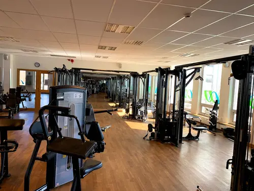 Nordic Wellness Frölunda TorgPå våra 1600 kvadratmeter finner du ett stort fräscht gym med en stor cross cage, rymlig konditionspark och ett stort utbud utav maskiner.&nbsp;Vi har&nbsp; även två stora gruppträningssalar och ett avskilt område för stretchning.För familjer erbjuder vi barnpassning&nbsp;i vår rymliga Kidz Club med både pyssel, film och andra roliga aktiviteter.Då säkerhet och trygghet är något som är otroligt viktigt för oss på Nordic Wellness&nbsp;är vår klubb dessutom utrustad med en hjärtstartare.Nordic Wellness - Din Bästa GymPartnerNordic Wellness är idag en av Sveriges största friskvårds-kedjor.Det ger oss unika möjligheter att ständigt utveckla våra klubbar och att ligga i framkant när det gäller utbud, kvalitet, personal och inte minst pris.Det är viktigt för oss att alla människor känner sig som hemma.Nordic Wellness erbjuder generösa lokaler med fräsch inredning, där du kan träna i en trivsam miljö.Under 2022 har vi uppdaterat klubben med nytt golv, ny belysning, ny färg och högkvalitativ tränings-gymutrustning.&nbsp;Varmt välkommen till Göteborgs främsta träningsanläggningar med gymutrustning från de världsledande varumärkena&nbsp;Technogym,&nbsp;Life Fitness,&nbsp;Precor,&nbsp;Cybex!Välkommen till oss – vi lovar att ta väl hand om dig!Här är de 15st mest sökta gymmen på GymKarta i Juli 2023Nordic Wellness Lindholmen på Lindholmsallén 20 i GöteborgSATS Gamlestaden på Gamlestadstorget 7 i GöteborgSTC Sävedalen - Göteborgsvägen 104 - GymKarta.seSTC munkebäck på Munkebäcks Allé 26 i GöteborgNordic Wellness Göteborg Kviberg Arena - GymKarta.seNordic Wellness Kungälv Kongahälla - GymKarta.seActic Lerum - Vattenpalatset på Häradsvägen 3 i Lerum&nbsp;Maximus Gym Brunnsbo på Folkvisegatan 15 i GöteborgSATS Hovås på Björklundabacken 2 i Hovås - GymKarta.seNordic Wellness Backaplan på Gustaf Dalénsgatan 13Fitness24Seven på Lergöksgatan 6 i Västra FrölundaSATS Askim (Sisjön stora) på Ekonomivägen 6 i AskimSTC på Ekenleden 10 i Kållered - GymKarta.seNordic Wellness Marklandsgatan - GymKarta.seNordic Wellness på Vasagatan 7 i Göteborg