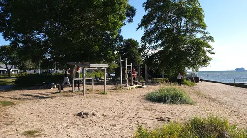 X-FORCE – UNIK TRÄNINGSMETODDen nya världsunika och patenterade svenska uppfinningen X-Force är en träningsmaskin som ökar den negativa belastningen med 40 %.Detta gör att du som användare kan träna betydligt kortare tid och få större effekt med garanterat bättre resultat, endast 6 – 12 repetitioner per maskin var 7 – 14 dagar.Varför negativ träning?Negativ träning har många fördelar.Musklerna kan arbeta med betydligt högre belastning excentriskt än koncentrisk och en tyngre last innebär också effektivare träning med snabbare resultat.För att förbättra muskelstyrkan överbelastar du muskeln och om den excentriska lasten är större tröttar du ut muskeln snabbare.Excentrisk träning kräver mindre syre än koncentrisk vilket påfrestar hjärtat mindre men ökar blodtrycket.Här är de 15st mest sökta gymmen på GymKarta i Juli 2023Nordic Wellness Lindholmen på Lindholmsallén 20 i GöteborgSATS Gamlestaden på Gamlestadstorget 7 i GöteborgSTC Sävedalen - Göteborgsvägen 104 - GymKarta.seSTC munkebäck på Munkebäcks Allé 26 i GöteborgNordic Wellness Göteborg Kviberg Arena - GymKarta.seNordic Wellness Kungälv Kongahälla - GymKarta.seActic Lerum - Vattenpalatset på Häradsvägen 3 i Lerum&nbsp;Maximus Gym Brunnsbo på Folkvisegatan 15 i GöteborgSATS Hovås på Björklundabacken 2 i Hovås - GymKarta.seNordic Wellness Backaplan på Gustaf Dalénsgatan 13Fitness24Seven på Lergöksgatan 6 i Västra FrölundaSATS Askim (Sisjön stora) på Ekonomivägen 6 i AskimSTC på Ekenleden 10 i Kållered - GymKarta.seNordic Wellness Marklandsgatan - GymKarta.seNordic Wellness på Vasagatan 7 i Göteborg