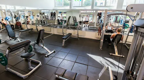 Nordic Wellness Guldheden - Nordic Wellness&nbsp;koncept Express innebär lite mindre yta, mindre personalbemanning men mycket generösa öppettider. Våra express-klubbar erbjuder dig flexibilitet och tillgänglighet och här finner du alltid styrke- och konditions-maskiner samt en avdelning för fria vikter.Nordic Wellness är idag en av Sveriges största friskvårdskedjor. Det ger oss unika möjligheter att ständigt utveckla våra klubbar och att ligga i framkant när det gäller utbud, kvalitet, personal och inte minst pris.Det är viktigt för oss att alla människor känner sig som hemma. Nordic Wellness erbjuder generösa lokaler med fräsch inredning, där du kan träna i en trivsam miljö.Nordic Wellness - Din Bästa GymPartnerNordic Wellness är idag en av Sveriges största friskvårds-kedjor.Det ger oss unika möjligheter att ständigt utveckla våra klubbar och att ligga i framkant när det gäller utbud, kvalitet, personal och inte minst pris.Det är viktigt för oss att alla människor känner sig som hemma.Nordic Wellness erbjuder generösa lokaler med fräsch inredning, där du kan träna i en trivsam miljö.Under 2022 har vi uppdaterat klubben med nytt golv, ny belysning, ny färg och högkvalitativ tränings-gymutrustning.&nbsp;Varmt välkommen till Göteborgs främsta träningsanläggningar med gymutrustning från de världsledande varumärkena&nbsp;Technogym,&nbsp;Life Fitness,&nbsp;Precor,&nbsp;Cybex!På våra Gym erbjuder vi ett brett utbud av träningsmaskiner och redskap.Allt för att just du ska få ut det mesta av din träning.Här är de 15st mest sökta gymmen på GymKarta i Juli 2023Nordic Wellness Lindholmen på Lindholmsallén 20 i GöteborgSATS Gamlestaden på Gamlestadstorget 7 i GöteborgSTC Sävedalen - Göteborgsvägen 104 - GymKarta.seSTC munkebäck på Munkebäcks Allé 26 i GöteborgNordic Wellness Göteborg Kviberg Arena - GymKarta.seNordic Wellness Kungälv Kongahälla - GymKarta.seActic Lerum - Vattenpalatset på Häradsvägen 3 i Lerum&nbsp;Maximus Gym Brunnsbo på Folkvisegatan 15 i GöteborgSATS Hovås på Björklundabacken 2 i Hovås - GymKarta.seNordic Wellness Backaplan på Gustaf Dalénsgatan 13Fitness24Seven på Lergöksgatan 6 i Västra FrölundaSATS Askim (Sisjön stora) på Ekonomivägen 6 i AskimSTC på Ekenleden 10 i Kållered - GymKarta.seNordic Wellness Marklandsgatan - GymKarta.seNordic Wellness på Vasagatan 7 i Göteborg