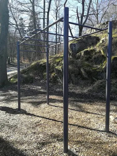 Utegym Tufteparken Slottskogen - Att ge sig ut och springa i skogen är fin träning och avkoppling-Kan du dessutom kombinera det med lite styrketräning så är träningspasset komplettRuddalens utegym ligger i Ruddalens idrottscentrum och nära områdets motionsspår. Utegymmet har tretton olika träningsredskap i trä där du kan styrketräna hela kroppen.Här finns också en så kallad träningsmodul eller cage där du kan utföra en mängd olika övningar med din egen kroppsvikt.Redskap som finns här: Armhävningar, axelpress, balansgång, battlerope, dips mot stång/vägg, knäböj, kroppshäv, marklyft, ryggdrag, rygglyft, situps och upphopp.Hitta instruktioner för redskapen på goteborg.se/aktiveradig.Utegymmet är obemannat och till för alla. Turas om och lämna plats åt varandra. Besök inte utegymmen i stora grupper så att andra inte kan använda redskapen.Det är inte tillåtet för privata aktörer (till exempel privata gym och personliga tränare) att använda redskapen i utegymmen för träning med kunder. Detta på grund av att det är förbjudet att ta betalt på våra allmänna ytor.Närmaste hållplats: Musikvägen (spårvagn) och Kavåsvägen (buss).Välkommen till Utegym Tufteparken Slottskogen!Hitta utegym och hinderbanorI Göteborg finns många utegym och ett par hinderbanor.Alla är välkomna att träna här och det kostar ingenting.I anslutning till redskapen finns oftast instruktioner hur du kan göra olika övningar.&nbsp;Lista UTE GYMKarta UTE GYMHär finns instruktionsfilmer som visar några övningar du kan göra på utegymHär kan du träna ute i det fria, dygnet runt, året runt, helt gratis.I vårt utegym finns stationer för situps, dips, chins och plyometrisk träning.Instruktioner och träningstips finner du både här på hemsidan och på informationstavlan vid gymmet. Med frisk luft, fågelkvitter och vacker natur blir det roligare att träna. Lycka till!Tips och råd för utomhusträningInstruktioner för stationen DipsInstruktioner för stationen SitupsInstruktioner för stationen Räckhäv/chinsInstruktioner för stationen UpphoppHär kan du ladda ner ritning på hur vi byggde vårt utegym!&nbsp;&nbsp;Andra UTE GYMAdventsparkenBoo - Fisksätra-Saltsjöbaden - Sicklaön - ÄltaEnligt SS-EN16630-2015 får utrustningen endast användas av ungdomar och vuxna med en längd av minst 140cm.Vad behöver man veta innan man beställer ett utegym?Här följer svar på de vanligaste frågorna:Hur stor yta krävs för ett komplett utegym?- Här följer ungefärliga mått på våra redskap, och hur mycket yta de tar i anspråk.- Lägg då till lite svängrum mellan redskapen.- Särskilt häckar och stubbarna.- Dessa mått är ungefärliga och med tillhörande trall att ligga/stå på.Axelpress 6x6mStocklyft 6x6mLatsdrag 6x6mKnäböj 6x6mSingelstockar 6x6mBröstpress 6.5x8mChinsräcke 6×3.5mArmgång 8x3mBalans 8x3mHäckar 8x3mStubbar 8x3mSitups 6x6mDips 2.5x3x5mRygglyft 2.5×3.5mBenlyft 2.5×3.5mStolpe 6x6mKombo 6x4mRodd med ramp 6.5x10mRodd med trappsteg 6.5×7.5mStretch, beroende på valt måttUnderlag!Vi ser helst att underlaget vid våra gym är hårt packat grus, skötseln är lätt och det är framkomligt för funktionshindrade samt barnvagnar.Hur förankras redskapen?De gjuts fast i marken, idealiskt är att ha gymmet på en yta där man kan göra 1m djupa hål. I stort sett varje redskap kräver 4st hål.Kan man montera själv?Ja, redskapen kommer som en byggsats i tre delar som man kan montera själv på plats. Vid beställning får man monteringsanvisningar. Vi ställer även upp med montering/konsultation på plats. Ta kontakt för offert gällande montering. Vi finns även tillhands via telefon/mail när ni monterar ert gym, för konsultation.Hur lång leverans tid är det?Det beror lite på hur många redskap man beställer.&nbsp;Hur mycket väger de olika stockarna?Det är en av de vanligaste frågorna från de som tränar på gymmen. Det beror dock lite på dels vädret. De är tyngre när de regnat mycket, och beroende på hur mycket impregnering det är i virket när det kommer från brädgården kan de väga lite olika.I våra standardgym väger det lätta redskapet ca 20-25kg och den tyngre ca 40-45kg.Hur lång hållbarhetstid har ett utegym?Virket som är tryckimpregnerat har inget bäst före datum. Ett utegym håller i många år framöver.Har ni garanti på redskapen?Vi har ingen garanti men erbjuder oss att byta ut skadade redskap om det visar sig att de gått sönder av oförklarig anledning vid normalt nyttjande.Är det mycket skadegörelse på de utegym ni hittills har producerat?Nej. Vi är förskonade från det mesta när det gäller skadegörelse. Det verkar som de som klottrar och förstör hellre tränar på gymmet.Vilket ytskikt är bäst?Vi har använt oss av olika sorter, bark, flis etc. Men nu är det grus som gäller, det är mer lättskött och bark o dylikt blir gegga efter ett tag. Samt att det är bättre framkomlighet för rullstolar med grus.Behövs något fallskydd vid utegymmet- Ute gym Göteborg?Nej. All träning sker på egen risk. Men det finns ett säkerhetsavstånd mellan redskapen, se ovan.&nbsp;Nyheter Ifrån GymKartaHafstens Resort Och CampingMatinspiratör Markiz TaintonInger Zetterqvist: EM 1:ASasa The Mutant VujicJust Gym Sebastian HedmanJakob Wallin LAWABIdrottsrehab Ullevi