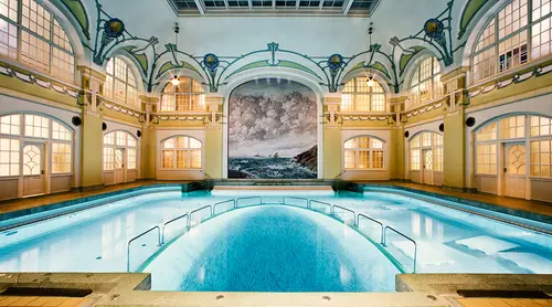Hagabadet Haga - En del av Göteborg”För snyggheten, sundheten och hälsovården”. Med de orden donerade Sven Renström 1869 pengar till Göteborgs stad för att bland annat användas till olika välgörenhetsinrättningar. En av dessa blev Renströmska bad- och tvättanstalten i arbetarstadsdelen Haga som invigdes 1876.Men det började egentligen mycket tidigare än så.Hagabadet är helt enkelt byggt för att undvika kolera och historien börjar redan 1834 med att Anders Ryberg och hans hustru Anna Persdotter en varm julidag dog i vad som visade sig vara det första kolerafallen i Sverige.Inom några veckor dog 10 procent av Göteborgs befolkning och de döda begravdes i massgravar vid Skansen Kronan – bara 400 meter härifrån. Kärror med lik kördes uppför Kaponjärgatan alldeles utanför huset. En trumpetare gick före för att varna folk att komma nära.Under några decennier slog koleran till flera gånger och Göteborgarna stod handfallna. Samtidigt upptäckte en engelsk läkare sambandet mellan god hygien, rent vatten och kolera. Efter denna upptäckt blev det allt viktigare med sanitet och i hela Europa började man sakta rusta upp. Sven RenströmUnder samma tid, i mitten av 1800-talet, hade en ung man från Värmland flyttat till Göteborg för att bli notarie. Väl här upptäckte Sven Renström, som den unge mannen hette, att det fanns möjligheter att sälja timmer från Värmland och exportera det ut i Europa. Under några år växte verksamheten och Sven blev en rik man. Sven blev politiker i Göteborg med ansvar för fattigvården.Här är de 15st mest sökta gymmen på GymKarta i Juli 2023Nordic Wellness Lindholmen på Lindholmsallén 20 i GöteborgSATS Gamlestaden på Gamlestadstorget 7 i GöteborgSTC Sävedalen - Göteborgsvägen 104 - GymKarta.seSTC munkebäck på Munkebäcks Allé 26 i GöteborgNordic Wellness Göteborg Kviberg Arena - GymKarta.seNordic Wellness Kungälv Kongahälla - GymKarta.seActic Lerum - Vattenpalatset på Häradsvägen 3 i Lerum&nbsp;Maximus Gym Brunnsbo på Folkvisegatan 15 i GöteborgSATS Hovås på Björklundabacken 2 i Hovås - GymKarta.seNordic Wellness Backaplan på Gustaf Dalénsgatan 13Fitness24Seven på Lergöksgatan 6 i Västra FrölundaSATS Askim (Sisjön stora) på Ekonomivägen 6 i AskimSTC på Ekenleden 10 i Kållered - GymKarta.seNordic Wellness Marklandsgatan - GymKarta.seNordic Wellness på Vasagatan 7 i Göteborg