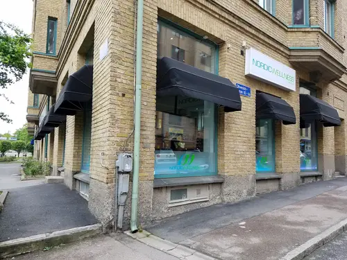 Nordic Wellness Göteborg Linnégatan -Vårt koncept express innebär lite mindre yta, mindre personalbemanning men mycket generösa öppettider. Våra expressklubbar erbjuder dig flexibilitet och tillgänglighet och här finner du alltid styrke- och konditionsmaskiner samt en avdelning för fria vikter.På Göteborg Linnégatan erbjuder vi även personlig träning.Vid obemannade tider kan du handla kosttillskott och drickor via vår varuautomat.Nordic Wellness - Din Bästa GymPartnerNordic Wellness är idag en av Sveriges största friskvårdskedjor.Det ger oss unika möjligheter att ständigt utveckla våra klubbar och att ligga i framkant när det gäller utbud, kvalitet, personal och inte minst pris.Det är viktigt för oss att alla människor känner sig som hemma.Nordic Wellness erbjuder generösa lokaler med fräsch inredning, där du kan träna i en trivsam miljö.Här är de 15st mest sökta gymmen på GymKarta i Juli 2023Nordic Wellness Lindholmen på Lindholmsallén 20 i GöteborgSATS Gamlestaden på Gamlestadstorget 7 i GöteborgSTC Sävedalen - Göteborgsvägen 104 - GymKarta.seSTC munkebäck på Munkebäcks Allé 26 i GöteborgNordic Wellness Göteborg Kviberg Arena - GymKarta.seNordic Wellness Kungälv Kongahälla - GymKarta.seActic Lerum - Vattenpalatset på Häradsvägen 3 i Lerum&nbsp;Maximus Gym Brunnsbo på Folkvisegatan 15 i GöteborgSATS Hovås på Björklundabacken 2 i Hovås - GymKarta.seNordic Wellness Backaplan på Gustaf Dalénsgatan 13Fitness24Seven på Lergöksgatan 6 i Västra FrölundaSATS Askim (Sisjön stora) på Ekonomivägen 6 i AskimSTC på Ekenleden 10 i Kållered - GymKarta.seNordic Wellness Marklandsgatan - GymKarta.seNordic Wellness på Vasagatan 7 i Göteborg