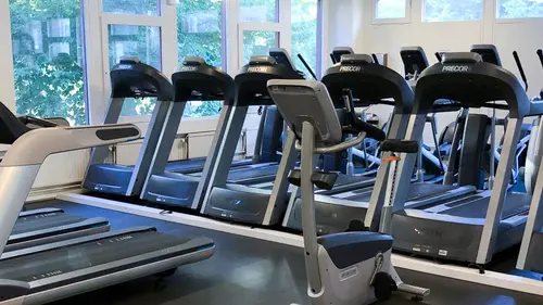 Välkommen till SATS Landala som är ett familjärt center med något för alla.Ligger lättillgängligt vid Landala Torg/hållplats Kapellplatsen.Här hittar du gruppträning och cykelklasser med något för alla.Upptäck vårt gym och vår Transformers-yta för funktionell träning - med bl.a skivstänger, sandsäckar och boxar.Utbud hos SATS LandalaCykelsalGruppträningIntelligent CyclingPersonlig träningShopTransformerUtrustningFria vikterKonditionsmaskinerVälkommen till SATS' 12 gym i Göteborg!AskimEriksbergGamlestadenHovåsKompassenLandalaMasthuggetMölnlyckeSisjönTorpavallenTorslandaValhalla&nbsp;Här hittar du ossKapellplatsen 4, 411 31, GöteborgSATS Din GymPartnerAlla är välkomna till SATS. Vi motiverar våra medlemmar genom att utgå från deras egen nivå och bidra med positiva utmaningar, både stora och små.&nbsp;Här finner du ett brett utbud av olika träningsformer och en mängd olika grupptränings-pass.Med flexibla medlemskap kan vi erbjuda ett skräddarsytt upplägg som passar just för dig; oavsett om du vill styrketräna, träna kondition, träna med PT, träna hemma med Online Training eller träna i grupp.Vi har något för alla. Flera av våra gym erbjuder även barnpassning.Muskelshoppen – Köp Kosttillskott &amp; Träningskläder i Göteborg &amp; MölndalHär kan du läsa om SATS historiaHär är de 15st mest sökta gymmen på GymKarta i Juli 2023Nordic Wellness Lindholmen på Lindholmsallén 20 i GöteborgSATS Gamlestaden på Gamlestadstorget 7 i GöteborgSTC Sävedalen - Göteborgsvägen 104 - GymKarta.seSTC munkebäck på Munkebäcks Allé 26 i GöteborgNordic Wellness Göteborg Kviberg Arena - GymKarta.seNordic Wellness Kungälv Kongahälla - GymKarta.seActic Lerum - Vattenpalatset på Häradsvägen 3 i Lerum&nbsp;Maximus Gym Brunnsbo på Folkvisegatan 15 i GöteborgSATS Hovås på Björklundabacken 2 i Hovås - GymKarta.seNordic Wellness Backaplan på Gustaf Dalénsgatan 13Fitness24Seven på Lergöksgatan 6 i Västra FrölundaSATS Askim (Sisjön stora) på Ekonomivägen 6 i AskimSTC på Ekenleden 10 i Kållered - GymKarta.seNordic Wellness Marklandsgatan - GymKarta.seNordic Wellness på Vasagatan 7 i Göteborg