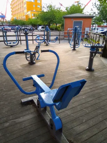 Lindholmens Utegym - Att ge sig ut och springa i skogen är fin träning och avkoppling-Kan du dessutom kombinera det med lite styrketräning så är träningspasset komplettVälkommen till Lindholmens Utegym!Hitta utegym och hinderbanorI Göteborg finns många utegym och ett par hinderbanor.Alla är välkomna att träna här och det kostar ingenting.I anslutning till redskapen finns oftast instruktioner hur du kan göra olika övningar.&nbsp;Lista UTE GYMKarta UTE GYMHär finns instruktionsfilmer som visar några övningar du kan göra på utegymHär kan du träna ute i det fria, dygnet runt, året runt, helt gratis.I vårt utegym finns stationer för situps, dips, chins och plyometrisk träning.Instruktioner och träningstips finner du både här på hemsidan och på informationstavlan vid gymmet. Med frisk luft, fågelkvitter och vacker natur blir det roligare att träna. Lycka till!Tips och råd för utomhusträningInstruktioner för stationen DipsInstruktioner för stationen SitupsInstruktioner för stationen Räckhäv/chinsInstruktioner för stationen UpphoppHär kan du ladda ner ritning på hur vi byggde vårt utegym!&nbsp;&nbsp;Andra UTE GYMAdventsparkenBoo - Fisksätra-Saltsjöbaden - Sicklaön - ÄltaEnligt SS-EN16630-2015 får utrustningen endast användas av ungdomar och vuxna med en längd av minst 140cm.Vad behöver man veta innan man beställer ett utegym?Här följer svar på de vanligaste frågorna:Hur stor yta krävs för ett komplett utegym?- Här följer ungefärliga mått på våra redskap, och hur mycket yta de tar i anspråk.- Lägg då till lite svängrum mellan redskapen.- Särskilt häckar och stubbarna.- Dessa mått är ungefärliga och med tillhörande trall att ligga/stå på.Axelpress 6x6mStocklyft 6x6mLatsdrag 6x6mKnäböj 6x6mSingelstockar 6x6mBröstpress 6.5x8mChinsräcke 6×3.5mArmgång 8x3mBalans 8x3mHäckar 8x3mStubbar 8x3mSitups 6x6mDips 2.5x3x5mRygglyft 2.5×3.5mBenlyft 2.5×3.5mStolpe 6x6mKombo 6x4mRodd med ramp 6.5x10mRodd med trappsteg 6.5×7.5mStretch, beroende på valt måttUnderlag!Vi ser helst att underlaget vid våra gym är hårt packat grus, skötseln är lätt och det är framkomligt för funktionshindrade samt barnvagnar.Hur förankras redskapen?De gjuts fast i marken, idealiskt är att ha gymmet på en yta där man kan göra 1m djupa hål. I stort sett varje redskap kräver 4st hål.Kan man montera själv?Ja, redskapen kommer som en byggsats i tre delar som man kan montera själv på plats. Vid beställning får man monteringsanvisningar. Vi ställer även upp med montering/konsultation på plats. Ta kontakt för offert gällande montering. Vi finns även tillhands via telefon/mail när ni monterar ert gym, för konsultation.Hur lång leverans tid är det?Det beror lite på hur många redskap man beställer.&nbsp;Hur mycket väger de olika stockarna?Det är en av de vanligaste frågorna från de som tränar på gymmen. Det beror dock lite på dels vädret. De är tyngre när de regnat mycket, och beroende på hur mycket impregnering det är i virket när det kommer från brädgården kan de väga lite olika.I våra standardgym väger det lätta redskapet ca 20-25kg och den tyngre ca 40-45kg.Hur lång hållbarhetstid har ett utegym?Virket som är tryckimpregnerat har inget bäst före datum. Ett utegym håller i många år framöver.Har ni garanti på redskapen?Vi har ingen garanti men erbjuder oss att byta ut skadade redskap om det visar sig att de gått sönder av oförklarig anledning vid normalt nyttjande.Är det mycket skadegörelse på de utegym ni hittills har producerat?Nej. Vi är förskonade från det mesta när det gäller skadegörelse. Det verkar som de som klottrar och förstör hellre tränar på gymmet.Vilket ytskikt är bäst?Vi har använt oss av olika sorter, bark, flis etc. Men nu är det grus som gäller, det är mer lättskött och bark o dylikt blir gegga efter ett tag. Samt att det är bättre framkomlighet för rullstolar med grus.Behövs något fallskydd vid utegymmet- Ute gym Göteborg?Nej. All träning sker på egen risk. Men det finns ett säkerhetsavstånd mellan redskapen, se ovan.&nbsp;Nyheter Ifrån GymKartaHafstens Resort Och CampingMatinspiratör Markiz TaintonInger Zetterqvist: EM 1:ASasa The Mutant VujicJust Gym Sebastian HedmanJakob Wallin LAWABIdrottsrehab Ullevi