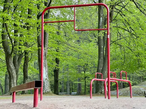 Utegym Keillers park - Att ge sig ut och springa i skogen är fin träning och avkoppling-Kan du dessutom kombinera det med lite styrketräning så är träningspasset komplettRuddalens utegym ligger i Ruddalens idrottscentrum och nära områdets motionsspår. Utegymmet har tretton olika träningsredskap i trä där du kan styrketräna hela kroppen. Här finns också en så kallad träningsmodul eller cage där du kan utföra en mängd olika övningar med din egen kroppsvikt. Redskap som finns här: Armhävningar, axelpress, balansgång, battlerope, dips mot stång/vägg, knäböj, kroppshäv, marklyft, ryggdrag, rygglyft, situps och upphopp.Hitta instruktioner för redskapen på goteborg.se/aktiveradig.Utegymmet är obemannat och till för alla. Turas om och lämna plats åt varandra. Besök inte utegymmen i stora grupper så att andra inte kan använda redskapen. Det är inte tillåtet för privata aktörer (till exempel privata gym och personliga tränare) att använda redskapen i utegymmen för träning med kunder. Detta på grund av att det är förbjudet att ta betalt på våra allmänna ytor.Närmaste hållplats: Musikvägen (spårvagn) och Kavåsvägen (buss).Välkommen till Utegym Keillers park!Hitta utegym och hinderbanorI Göteborg finns många utegym och ett par hinderbanor.Alla är välkomna att träna här och det kostar ingenting.I anslutning till redskapen finns oftast instruktioner hur du kan göra olika övningar.&nbsp;Lista UTE GYMKarta UTE GYMHär finns instruktionsfilmer som visar några övningar du kan göra på utegymHär kan du träna ute i det fria, dygnet runt, året runt, helt gratis.I vårt utegym finns stationer för situps, dips, chins och plyometrisk träning.Instruktioner och träningstips finner du både här på hemsidan och på informationstavlan vid gymmet. Med frisk luft, fågelkvitter och vacker natur blir det roligare att träna. Lycka till!Tips och råd för utomhusträningInstruktioner för stationen DipsInstruktioner för stationen SitupsInstruktioner för stationen Räckhäv/chinsInstruktioner för stationen UpphoppHär kan du ladda ner ritning på hur vi byggde vårt utegym!&nbsp;&nbsp;Andra UTE GYMAdventsparkenBoo - Fisksätra-Saltsjöbaden - Sicklaön - ÄltaEnligt SS-EN16630-2015 får utrustningen endast användas av ungdomar och vuxna med en längd av minst 140cm.Vad behöver man veta innan man beställer ett utegym?Här följer svar på de vanligaste frågorna:Hur stor yta krävs för ett komplett utegym?- Här följer ungefärliga mått på våra redskap, och hur mycket yta de tar i anspråk.- Lägg då till lite svängrum mellan redskapen.- Särskilt häckar och stubbarna.- Dessa mått är ungefärliga och med tillhörande trall att ligga/stå på.Axelpress 6x6mStocklyft 6x6mLatsdrag 6x6mKnäböj 6x6mSingelstockar 6x6mBröstpress 6.5x8mChinsräcke 6×3.5mArmgång 8x3mBalans 8x3mHäckar 8x3mStubbar 8x3mSitups 6x6mDips 2.5x3x5mRygglyft 2.5×3.5mBenlyft 2.5×3.5mStolpe 6x6mKombo 6x4mRodd med ramp 6.5x10mRodd med trappsteg 6.5×7.5mStretch, beroende på valt måttUnderlag!Vi ser helst att underlaget vid våra gym är hårt packat grus, skötseln är lätt och det är framkomligt för funktionshindrade samt barnvagnar.Hur förankras redskapen?De gjuts fast i marken, idealiskt är att ha gymmet på en yta där man kan göra 1m djupa hål. I stort sett varje redskap kräver 4st hål.Kan man montera själv?Ja, redskapen kommer som en byggsats i tre delar som man kan montera själv på plats. Vid beställning får man monteringsanvisningar. Vi ställer även upp med montering/konsultation på plats. Ta kontakt för offert gällande montering. Vi finns även tillhands via telefon/mail när ni monterar ert gym, för konsultation.Hur lång leverans tid är det?Det beror lite på hur många redskap man beställer.&nbsp;Hur mycket väger de olika stockarna?Det är en av de vanligaste frågorna från de som tränar på gymmen. Det beror dock lite på dels vädret. De är tyngre när de regnat mycket, och beroende på hur mycket impregnering det är i virket när det kommer från brädgården kan de väga lite olika.I våra standardgym väger det lätta redskapet ca 20-25kg och den tyngre ca 40-45kg.Hur lång hållbarhetstid har ett utegym?Virket som är tryckimpregnerat har inget bäst före datum. Ett utegym håller i många år framöver.Har ni garanti på redskapen?Vi har ingen garanti men erbjuder oss att byta ut skadade redskap om det visar sig att de gått sönder av oförklarig anledning vid normalt nyttjande.Är det mycket skadegörelse på de utegym ni hittills har producerat?Nej. Vi är förskonade från det mesta när det gäller skadegörelse. Det verkar som de som klottrar och förstör hellre tränar på gymmet.Vilket ytskikt är bäst?Vi har använt oss av olika sorter, bark, flis etc. Men nu är det grus som gäller, det är mer lättskött och bark o dylikt blir gegga efter ett tag. Samt att det är bättre framkomlighet för rullstolar med grus.Behövs något fallskydd vid utegymmet- Ute gym Göteborg?Nej. All träning sker på egen risk. Men det finns ett säkerhetsavstånd mellan redskapen, se ovan.&nbsp;Nyheter Ifrån GymKartaHafstens Resort Och CampingMatinspiratör Markiz TaintonInger Zetterqvist: EM 1:ASasa The Mutant VujicJust Gym Sebastian HedmanJakob Wallin LAWABIdrottsrehab Ullevi