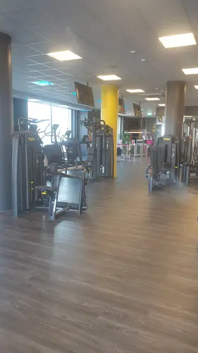Träna på Nordic Wellness i Lundby!Gymmet är 520 kvm är utrustat med moderna redskap och maskiner för såväl styrketräning, som kondition. Vi har även bastu för dig som vill ta ett avkopplande bastubad efter din träning.Nordic Wellness - Din Bästa GymPartnerNordic Wellness är idag en av Sveriges största friskvårds-kedjor.Det ger oss unika möjligheter att ständigt utveckla våra klubbar och att ligga i framkant när det gäller utbud, kvalitet, personal och inte minst pris.Det är viktigt för oss att alla människor känner sig som hemma.Nordic Wellness erbjuder generösa lokaler med fräsch inredning, där du kan träna i en trivsam miljö.Under 2022 har vi uppdaterat klubben med nytt golv, ny belysning, ny färg och högkvalitativ tränings-gymutrustning.&nbsp;Varmt välkommen till Göteborgs främsta träningsanläggningar med gymutrustning från de världsledande varumärkena&nbsp;Technogym,&nbsp;Life Fitness,&nbsp;Precor,&nbsp;Cybex!På våra Gym erbjuder vi ett brett utbud av träningsmaskiner och redskap.Allt för att just du ska få ut det mesta av din träning.Välkommen in!Här är de 15st mest sökta gymmen på GymKarta i Juli 2023Nordic Wellness Lindholmen på Lindholmsallén 20 i GöteborgSATS Gamlestaden på Gamlestadstorget 7 i GöteborgSTC Sävedalen - Göteborgsvägen 104 - GymKarta.seSTC munkebäck på Munkebäcks Allé 26 i GöteborgNordic Wellness Göteborg Kviberg Arena - GymKarta.seNordic Wellness Kungälv Kongahälla - GymKarta.seActic Lerum - Vattenpalatset på Häradsvägen 3 i Lerum&nbsp;Maximus Gym Brunnsbo på Folkvisegatan 15 i GöteborgSATS Hovås på Björklundabacken 2 i Hovås - GymKarta.seNordic Wellness Backaplan på Gustaf Dalénsgatan 13Fitness24Seven på Lergöksgatan 6 i Västra FrölundaSATS Askim (Sisjön stora) på Ekonomivägen 6 i AskimSTC på Ekenleden 10 i Kållered - GymKarta.seNordic Wellness Marklandsgatan - GymKarta.seNordic Wellness på Vasagatan 7 i Göteborg