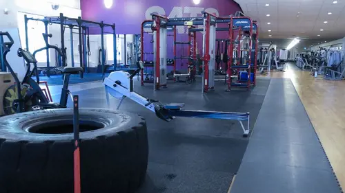 Välkommen till SATS Torslanda, ett nyrenoverat gym i stora lokalerHär kan du välja bland gruppträning, personlig träning och individuell styrke- och konditionsträning. Här kan du även spela padel på våra två padelbanor inomhus.Boka padel herCentret ligger uppe på Sörreds-backen, med närhet till Volvos fabriksområde.Upptäck våra lokaler med 10 meters takhöjd och unika ytor för styrketräning och gruppträning.Träna i vår cardio-avdelning en trappa upp, med utsikt över centret.Utbud hos SATS TorslandaBadbassängCykelsalGruppträningIntelligent CyclingPadelPersonlig träningShopYta för funktionell träningYtor för personlig träningUtrustningFria vikterKonditionsmaskinerStakmaskinTRXVälkommen till SATS' 12 gym i Göteborg!AskimEriksbergGamlestadenHovåsKompassenLandalaMasthuggetMölnlyckeSisjönTorpavallenTorslandaValhalla&nbsp;Här hittar du ossSörredsbacken 20, 418 78, GöteborgSATS Din GymPartnerAlla är välkomna till SATS. Vi motiverar våra medlemmar genom att utgå från deras egen nivå och bidra med positiva utmaningar, både stora och små.&nbsp;Här finner du ett brett utbud av olika träningsformer och en mängd olika grupptränings-pass.Med flexibla medlemskap kan vi erbjuda ett skräddarsytt upplägg som passar just för dig; oavsett om du vill styrketräna, träna kondition, träna med PT, träna hemma med Online Training eller träna i grupp.Vi har något för alla. Flera av våra gym erbjuder även barnpassning.Muskelshoppen – Köp Kosttillskott &amp; Träningskläder i Göteborg &amp; MölndalHär kan du läsa om SATS historiaHär är de 15st mest sökta gymmen på GymKarta i Juli 2023Nordic Wellness Lindholmen på Lindholmsallén 20 i GöteborgSATS Gamlestaden på Gamlestadstorget 7 i GöteborgSTC Sävedalen - Göteborgsvägen 104 - GymKarta.seSTC munkebäck på Munkebäcks Allé 26 i GöteborgNordic Wellness Göteborg Kviberg Arena - GymKarta.seNordic Wellness Kungälv Kongahälla - GymKarta.seActic Lerum - Vattenpalatset på Häradsvägen 3 i Lerum&nbsp;Maximus Gym Brunnsbo på Folkvisegatan 15 i GöteborgSATS Hovås på Björklundabacken 2 i Hovås - GymKarta.seNordic Wellness Backaplan på Gustaf Dalénsgatan 13Fitness24Seven på Lergöksgatan 6 i Västra FrölundaSATS Askim (Sisjön stora) på Ekonomivägen 6 i AskimSTC på Ekenleden 10 i Kållered - GymKarta.seNordic Wellness Marklandsgatan - GymKarta.seNordic Wellness på Vasagatan 7 i Göteborg