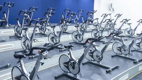 Välkommen till SATS Torslanda, ett nyrenoverat gym i stora lokalerHär kan du välja bland gruppträning, personlig träning och individuell styrke- och konditionsträning. Här kan du även spela padel på våra två padelbanor inomhus.Boka padel herCentret ligger uppe på Sörreds-backen, med närhet till Volvos fabriksområde.Upptäck våra lokaler med 10 meters takhöjd och unika ytor för styrketräning och gruppträning.Träna i vår cardio-avdelning en trappa upp, med utsikt över centret.Utbud hos SATS TorslandaBadbassängCykelsalGruppträningIntelligent CyclingPadelPersonlig träningShopYta för funktionell träningYtor för personlig träningUtrustningFria vikterKonditionsmaskinerStakmaskinTRXVälkommen till SATS' 12 gym i Göteborg!AskimEriksbergGamlestadenHovåsKompassenLandalaMasthuggetMölnlyckeSisjönTorpavallenTorslandaValhalla&nbsp;Här hittar du ossSörredsbacken 20, 418 78, GöteborgSATS Din GymPartnerAlla är välkomna till SATS. Vi motiverar våra medlemmar genom att utgå från deras egen nivå och bidra med positiva utmaningar, både stora och små.&nbsp;Här finner du ett brett utbud av olika träningsformer och en mängd olika grupptränings-pass.Med flexibla medlemskap kan vi erbjuda ett skräddarsytt upplägg som passar just för dig; oavsett om du vill styrketräna, träna kondition, träna med PT, träna hemma med Online Training eller träna i grupp.Vi har något för alla. Flera av våra gym erbjuder även barnpassning.Muskelshoppen – Köp Kosttillskott &amp; Träningskläder i Göteborg &amp; MölndalHär kan du läsa om SATS historiaHär är de 15st mest sökta gymmen på GymKarta i Juli 2023Nordic Wellness Lindholmen på Lindholmsallén 20 i GöteborgSATS Gamlestaden på Gamlestadstorget 7 i GöteborgSTC Sävedalen - Göteborgsvägen 104 - GymKarta.seSTC munkebäck på Munkebäcks Allé 26 i GöteborgNordic Wellness Göteborg Kviberg Arena - GymKarta.seNordic Wellness Kungälv Kongahälla - GymKarta.seActic Lerum - Vattenpalatset på Häradsvägen 3 i Lerum&nbsp;Maximus Gym Brunnsbo på Folkvisegatan 15 i GöteborgSATS Hovås på Björklundabacken 2 i Hovås - GymKarta.seNordic Wellness Backaplan på Gustaf Dalénsgatan 13Fitness24Seven på Lergöksgatan 6 i Västra FrölundaSATS Askim (Sisjön stora) på Ekonomivägen 6 i AskimSTC på Ekenleden 10 i Kållered - GymKarta.seNordic Wellness Marklandsgatan - GymKarta.seNordic Wellness på Vasagatan 7 i Göteborg