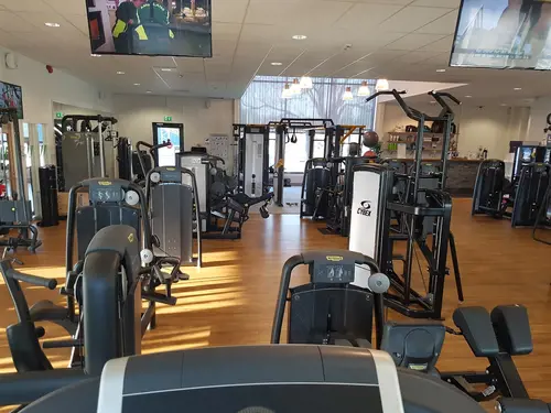 Välkommen till Nordic Wellness BORÅS VIARED!Här kan du ta del av toppmoderna maskiner, fria vikter, gruppträning, virtuell träning och riktigt mycket tränings-glädje.Kom gärna in och ta en kaffe, kika på den fantastiska anläggningen och prata med oss direkt i receptionen.Vi erbjuder självklart prov-vecka för dig som vill testa vår härliga klubb och utbud.Vi har gratis parkering hos oss också.GRATIS KONSULTATION!Vill du få hjälp att nå dina mål?Med en personlig tränare kommer du snabbt igång med ett individanpassat träningsschema som ger resultat.I det första mötet går vi igenom vad du önskar uppnå samt sätter realistiska mål efter dina förutsättningar.Fyll i kontaktformuläret nedan så kontaktar vi dig för 30 minuters kostnadsfri konsultation.Vissa personliga tränare erbjuder nu också tjänsten PT online.Vid förhinder behöver du avboka mötet 24h innan utsatt tid, annars debiteras du 200 kr.Kolla ditt gym på alla bolagFitnessprofilen Julia på Nordic Wellness: Är ditt mål att ha en något tajtare form till beachen?BEHÖVER DU PT? Känner du att du inte har disciplinen att komma i gång med träningen hemma? Hör av dig direkt till Julia och boka professionell hjälp!Nordic Wellness Din Bästa-GymPartnerHär är de 15st mest sökta gymmen på GymKarta i Juli 2023Nordic Wellness Lindholmen på Lindholmsallén 20 i GöteborgSATS Gamlestaden på Gamlestadstorget 7 i GöteborgSTC Sävedalen - Göteborgsvägen 104 - GymKarta.seSTC munkebäck på Munkebäcks Allé 26 i GöteborgNordic Wellness Göteborg Kviberg Arena - GymKarta.seNordic Wellness Kungälv Kongahälla - GymKarta.seActic Lerum - Vattenpalatset på Häradsvägen 3 i Lerum&nbsp;Maximus Gym Brunnsbo på Folkvisegatan 15 i GöteborgSATS Hovås på Björklundabacken 2 i Hovås - GymKarta.seNordic Wellness Backaplan på Gustaf Dalénsgatan 13Fitness24Seven på Lergöksgatan 6 i Västra FrölundaSATS Askim (Sisjön stora) på Ekonomivägen 6 i AskimSTC på Ekenleden 10 i Kållered - GymKarta.seNordic Wellness Marklandsgatan - GymKarta.seNordic Wellness på Vasagatan 7 i Göteborg