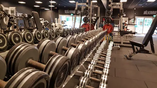 Välkommen till Nordic Wellness Borås Åhaga!Här kan du ta del av toppmoderna maskiner, fria vikter, gruppträning, virtuell träning och riktigt mycket tränings-glädje.Kom gärna in och ta en kaffe, kika på den fantastiska anläggningen och prata med oss direkt i receptionen.Vi erbjuder självklart prov-vecka för dig som vill testa vår härliga klubb och utbud.Vi har gratis parkering hos oss också.GRATIS KONSULTATION!Vill du få hjälp att nå dina mål?Med en personlig tränare kommer du snabbt igång med ett individanpassat träningsschema som ger resultat.I det första mötet går vi igenom vad du önskar uppnå samt sätter realistiska mål efter dina förutsättningar.Fyll i kontaktformuläret nedan så kontaktar vi dig för 30 minuters kostnadsfri konsultation.Vissa personliga tränare erbjuder nu också tjänsten PT online.Vid förhinder behöver du avboka mötet 24h innan utsatt tid, annars debiteras du 200 kr.Kolla ditt gym på alla bolagFitnessprofilen Julia på Nordic Wellness: Är ditt mål att ha en något tajtare form till beachen?BEHÖVER DU PT? Känner du att du inte har disciplinen att komma i gång med träningen hemma? Hör av dig direkt till Julia och boka professionell hjälp!Nordic Wellness Din Bästa-GymPartnerHär är de 15st mest sökta gymmen på GymKarta i Juli 2023Nordic Wellness Lindholmen på Lindholmsallén 20 i GöteborgSATS Gamlestaden på Gamlestadstorget 7 i GöteborgSTC Sävedalen - Göteborgsvägen 104 - GymKarta.seSTC munkebäck på Munkebäcks Allé 26 i GöteborgNordic Wellness Göteborg Kviberg Arena - GymKarta.seNordic Wellness Kungälv Kongahälla - GymKarta.seActic Lerum - Vattenpalatset på Häradsvägen 3 i Lerum&nbsp;Maximus Gym Brunnsbo på Folkvisegatan 15 i GöteborgSATS Hovås på Björklundabacken 2 i Hovås - GymKarta.seNordic Wellness Backaplan på Gustaf Dalénsgatan 13Fitness24Seven på Lergöksgatan 6 i Västra FrölundaSATS Askim (Sisjön stora) på Ekonomivägen 6 i AskimSTC på Ekenleden 10 i Kållered - GymKarta.seNordic Wellness Marklandsgatan - GymKarta.seNordic Wellness på Vasagatan 7 i Göteborg
