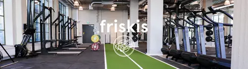 Vår träning på Friskis &amp; Svettis SimonslandMänniskan är gjord för rörelse, vi mår bra när vi rör på oss.Vad är du sugen på att träna idag?​Det finns många skäl till att träna. Vi tycker att träning ska kännas lustfyllt, så att ha kul är ett gott skäl till att träna. Du får mer energi. Du får en härligare känsla i kroppen.Träna hos oss kan du göra på många olika sättKika in här och hitta träningen som passar dig bäst. Eller utmana dig och träna något nytt.&nbsp;ÅldersgränserPå några av våra träningsformer har vi särskilda åldersgränser2-6 år på Familjejympa7-12 år på all gruppträning utan redskap tillsammans med förälder/vuxen.10 år på träning i gymmet tillsammans med förälder/vuxen13 år på all typ av träningSpinningKonditionsträningen som är både svettig &amp; energifylld - på spincykelDu tränar på en spincykel, där det är du själv som väljer och reglerar motståndet.Du bestämmer hur lätt eller utmanande det blir för dig.&nbsp;Ledaren guidar genom passet och peppar dig igenom de&nbsp;tre olika positioner som ett spinpass innehåller: en sittande och två stående.Allt för att variera träningseffekten.&nbsp;Spinning ger dig effektiv konditionsträning som ger varierande träningseffekter: snabbhet, uthållighet och styrka.Indoor walkingFlowig träning på crosstrainer. Indoor walking (IW) är effektiv konditionsträning på crosstrainer, en så kallad walker. På köpet utmanar du din bålstabilitet och balans.&nbsp;Rörelsemönstret på en Crosstrainer/walker liknar löpning och skidåkning.Hela kroppen engageras och känslan är skönt flowingEn schysst bonus är att träningen är skonsam för lederna, oavsett om du väljer att ta det lugnt eller utmana dig ordentligt.&nbsp;Första gången? För att träna IW är det bra om du är minst 150 cm lång på grund av walkerns storlek och avstånd mellan trampor och stavar.Här hittar du fler Friskis &amp; Svettis i GöteborgFriskis&amp;Svettis Västra hamngatanFriskis&amp;Svettis MajornaFriskisSvettisFriskis&amp;Svettis KvillebäckenFriskis&amp;Svettis ValhallaFriskis&amp;Svettis GårdaFriskis&amp;Svettis JohannebergFriskis&amp; Svettis FrölundaVarmt välkommen till Göteborgs främsta träningsanläggningar med gymutrustning från de världsledande varumärkena Technogym, Life Fitness, Precor, Cybex!Kolla ditt gym på alla bolagKöp Kosttillskott &amp; TräningskläderIndoor walking hemma?Här är de 15st mest sökta gymmen på GymKarta i Juli 2023Nordic Wellness Lindholmen på Lindholmsallén 20 i GöteborgSATS Gamlestaden på Gamlestadstorget 7 i GöteborgSTC Sävedalen - Göteborgsvägen 104 - GymKarta.seSTC munkebäck på Munkebäcks Allé 26 i GöteborgNordic Wellness Göteborg Kviberg Arena - GymKarta.seNordic Wellness Kungälv Kongahälla - GymKarta.seActic Lerum - Vattenpalatset på Häradsvägen 3 i Lerum&nbsp;Maximus Gym Brunnsbo på Folkvisegatan 15 i GöteborgSATS Hovås på Björklundabacken 2 i Hovås - GymKarta.seNordic Wellness Backaplan på Gustaf Dalénsgatan 13Fitness24Seven på Lergöksgatan 6 i Västra FrölundaSATS Askim (Sisjön stora) på Ekonomivägen 6 i AskimSTC på Ekenleden 10 i Kållered - GymKarta.seNordic Wellness Marklandsgatan - GymKarta.seNordic Wellness på Vasagatan 7 i Göteborg