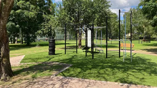 Utegym Björlandavägen 21 - Att ge sig ut och springa i skogen är fin träning och avkoppling-Kan du dessutom kombinera det med lite styrketräning så är träningspasset komplettVälkommen till Utegym Björlandavägen 21!Hitta utegym och hinderbanorI Göteborg finns många utegym och ett par hinderbanor. Alla är välkomna att träna här och det kostar ingenting. I anslutning till redskapen finns oftast instruktioner hur du kan göra olika övningar.&nbsp;Lista UTE GYM Karta UTE GYM Här finns instruktionsfilmer som visar några övningar du kan göra på utegymHär kan du träna ute i det fria, dygnet runt, året runt, helt gratis.I vårt utegym finns stationer för situps, dips, chins och plyometrisk träning.Instruktioner och träningstips finner du både här på hemsidan och på informationstavlan vid gymmet. Med frisk luft, fågelkvitter och vacker natur blir det roligare att träna. Lycka till!Tips och råd för utomhusträningInstruktioner för stationen DipsInstruktioner för stationen SitupsInstruktioner för stationen Räckhäv/chinsInstruktioner för stationen UpphoppHär kan du ladda ner ritning på hur vi byggde vårt utegym!&nbsp;&nbsp;Andra UTE GYMAdventsparkenBoo - Fisksätra-Saltsjöbaden - Sicklaön - ÄltaEnligt SS-EN16630-2015 får utrustningen endast användas av ungdomar och vuxna med en längd av minst 140cm.Vad behöver man veta innan man beställer ett utegym?Här följer svar på de vanligaste frågorna:Hur stor yta krävs för ett komplett utegym?- Här följer ungefärliga mått på våra redskap, och hur mycket yta de tar i anspråk.- Lägg då till lite svängrum mellan redskapen.- Särskilt häckar och stubbarna.- Dessa mått är ungefärliga och med tillhörande trall att ligga/stå på.Axelpress 6x6mStocklyft 6x6mLatsdrag 6x6mKnäböj 6x6mSingelstockar 6x6mBröstpress 6.5x8mChinsräcke 6×3.5mArmgång 8x3mBalans 8x3mHäckar 8x3mStubbar 8x3mSitups 6x6mDips 2.5x3x5mRygglyft 2.5×3.5mBenlyft 2.5×3.5mStolpe 6x6mKombo 6x4mRodd med ramp 6.5x10mRodd med trappsteg 6.5×7.5mStretch, beroende på valt måttUnderlag!Vi ser helst att underlaget vid våra gym är hårt packat grus, skötseln är lätt och det är framkomligt för funktionshindrade samt barnvagnar.Hur förankras redskapen?De gjuts fast i marken, idealiskt är att ha gymmet på en yta där man kan göra 1m djupa hål. I stort sett varje redskap kräver 4st hål.Kan man montera själv?Ja, redskapen kommer som en byggsats i tre delar som man kan montera själv på plats. Vid beställning får man monteringsanvisningar. Vi ställer även upp med montering/konsultation på plats. Ta kontakt för offert gällande montering. Vi finns även tillhands via telefon/mail när ni monterar ert gym, för konsultation.Hur lång leverans tid är det?Det beror lite på hur många redskap man beställer.&nbsp;Hur mycket väger de olika stockarna?Det är en av de vanligaste frågorna från de som tränar på gymmen. Det beror dock lite på dels vädret. De är tyngre när de regnat mycket, och beroende på hur mycket impregnering det är i virket när det kommer från brädgården kan de väga lite olika.I våra standardgym väger det lätta redskapet ca 20-25kg och den tyngre ca 40-45kg.Hur lång hållbarhetstid har ett utegym?Virket som är tryckimpregnerat har inget bäst före datum. Ett utegym håller i många år framöver.Har ni garanti på redskapen?Vi har ingen garanti men erbjuder oss att byta ut skadade redskap om det visar sig att de gått sönder av oförklarig anledning vid normalt nyttjande.Är det mycket skadegörelse på de utegym ni hittills har producerat?Nej. Vi är förskonade från det mesta när det gäller skadegörelse. Det verkar som de som klottrar och förstör hellre tränar på gymmet.Vilket ytskikt är bäst?Vi har använt oss av olika sorter, bark, flis etc. Men nu är det grus som gäller, det är mer lättskött och bark o dylikt blir gegga efter ett tag. Samt att det är bättre framkomlighet för rullstolar med grus.Behövs något fallskydd vid utegymmet- Ute gym Göteborg?Nej. All träning sker på egen risk. Men det finns ett säkerhetsavstånd mellan redskapen, se ovan.&nbsp;Nyheter Ifrån GymKartaHafstens Resort Och CampingMatinspiratör Markiz TaintonInger Zetterqvist: EM 1:ASasa The Mutant VujicJust Gym Sebastian HedmanJakob Wallin LAWABIdrottsrehab Ullevi