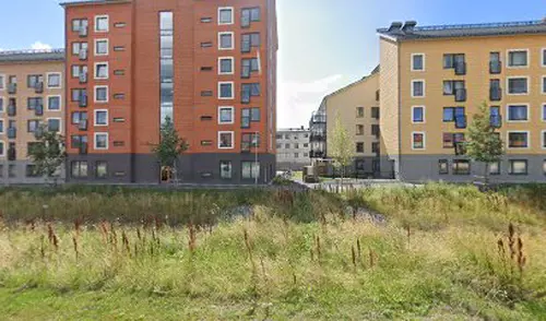 Utegym Björlandavägen 21 - Att ge sig ut och springa i skogen är fin träning och avkoppling-Kan du dessutom kombinera det med lite styrketräning så är träningspasset komplettVälkommen till Utegym Björlandavägen 21!Hitta utegym och hinderbanorI Göteborg finns många utegym och ett par hinderbanor. Alla är välkomna att träna här och det kostar ingenting. I anslutning till redskapen finns oftast instruktioner hur du kan göra olika övningar.&nbsp;Lista UTE GYM Karta UTE GYM Här finns instruktionsfilmer som visar några övningar du kan göra på utegymHär kan du träna ute i det fria, dygnet runt, året runt, helt gratis.I vårt utegym finns stationer för situps, dips, chins och plyometrisk träning.Instruktioner och träningstips finner du både här på hemsidan och på informationstavlan vid gymmet. Med frisk luft, fågelkvitter och vacker natur blir det roligare att träna. Lycka till!Tips och råd för utomhusträningInstruktioner för stationen DipsInstruktioner för stationen SitupsInstruktioner för stationen Räckhäv/chinsInstruktioner för stationen UpphoppHär kan du ladda ner ritning på hur vi byggde vårt utegym!&nbsp;&nbsp;Andra UTE GYMAdventsparkenBoo - Fisksätra-Saltsjöbaden - Sicklaön - ÄltaEnligt SS-EN16630-2015 får utrustningen endast användas av ungdomar och vuxna med en längd av minst 140cm.Vad behöver man veta innan man beställer ett utegym?Här följer svar på de vanligaste frågorna:Hur stor yta krävs för ett komplett utegym?- Här följer ungefärliga mått på våra redskap, och hur mycket yta de tar i anspråk.- Lägg då till lite svängrum mellan redskapen.- Särskilt häckar och stubbarna.- Dessa mått är ungefärliga och med tillhörande trall att ligga/stå på.Axelpress 6x6mStocklyft 6x6mLatsdrag 6x6mKnäböj 6x6mSingelstockar 6x6mBröstpress 6.5x8mChinsräcke 6×3.5mArmgång 8x3mBalans 8x3mHäckar 8x3mStubbar 8x3mSitups 6x6mDips 2.5x3x5mRygglyft 2.5×3.5mBenlyft 2.5×3.5mStolpe 6x6mKombo 6x4mRodd med ramp 6.5x10mRodd med trappsteg 6.5×7.5mStretch, beroende på valt måttUnderlag!Vi ser helst att underlaget vid våra gym är hårt packat grus, skötseln är lätt och det är framkomligt för funktionshindrade samt barnvagnar.Hur förankras redskapen?De gjuts fast i marken, idealiskt är att ha gymmet på en yta där man kan göra 1m djupa hål. I stort sett varje redskap kräver 4st hål.Kan man montera själv?Ja, redskapen kommer som en byggsats i tre delar som man kan montera själv på plats. Vid beställning får man monteringsanvisningar. Vi ställer även upp med montering/konsultation på plats. Ta kontakt för offert gällande montering. Vi finns även tillhands via telefon/mail när ni monterar ert gym, för konsultation.Hur lång leverans tid är det?Det beror lite på hur många redskap man beställer.&nbsp;Hur mycket väger de olika stockarna?Det är en av de vanligaste frågorna från de som tränar på gymmen. Det beror dock lite på dels vädret. De är tyngre när de regnat mycket, och beroende på hur mycket impregnering det är i virket när det kommer från brädgården kan de väga lite olika.I våra standardgym väger det lätta redskapet ca 20-25kg och den tyngre ca 40-45kg.Hur lång hållbarhetstid har ett utegym?Virket som är tryckimpregnerat har inget bäst före datum. Ett utegym håller i många år framöver.Har ni garanti på redskapen?Vi har ingen garanti men erbjuder oss att byta ut skadade redskap om det visar sig att de gått sönder av oförklarig anledning vid normalt nyttjande.Är det mycket skadegörelse på de utegym ni hittills har producerat?Nej. Vi är förskonade från det mesta när det gäller skadegörelse. Det verkar som de som klottrar och förstör hellre tränar på gymmet.Vilket ytskikt är bäst?Vi har använt oss av olika sorter, bark, flis etc. Men nu är det grus som gäller, det är mer lättskött och bark o dylikt blir gegga efter ett tag. Samt att det är bättre framkomlighet för rullstolar med grus.Behövs något fallskydd vid utegymmet- Ute gym Göteborg?Nej. All träning sker på egen risk. Men det finns ett säkerhetsavstånd mellan redskapen, se ovan.&nbsp;Nyheter Ifrån GymKartaHafstens Resort Och CampingMatinspiratör Markiz TaintonInger Zetterqvist: EM 1:ASasa The Mutant VujicJust Gym Sebastian HedmanJakob Wallin LAWABIdrottsrehab Ullevi