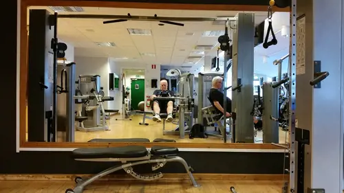 Välkommen till Nordic Wellness Torslanda Torg!Här kan du ta del av toppmoderna maskiner, fria vikter, gruppträning, virtuell träning och riktigt mycket tränings-glädje.Kom gärna in och ta en kaffe, kika på den fantastiska anläggningen och prata med oss direkt i receptionen.Vi erbjuder självklart prov-vecka för dig som vill testa vår härliga klubb och utbud.Vi har gratis parkering hos oss också.GRATIS KONSULTATION!Vill du få hjälp att nå dina mål?Med en personlig tränare kommer du snabbt igång med ett individanpassat träningsschema som ger resultat.I det första mötet går vi igenom vad du önskar uppnå samt sätter realistiska mål efter dina förutsättningar.Fyll i kontaktformuläret nedan så kontaktar vi dig för 30 minuters kostnadsfri konsultation.Vissa personliga tränare erbjuder nu också tjänsten PT online.Vid förhinder behöver du avboka mötet 24h innan utsatt tid, annars debiteras du 200 kr.Kolla ditt gym på alla bolagFitnessprofilen Julia på Nordic Wellness: Är ditt mål att ha en något tajtare form till beachen?BEHÖVER DU PT? Känner du att du inte har disciplinen att komma i gång med träningen hemma? Hör av dig direkt till Julia och boka professionell hjälp!Nordic Wellness Din Bästa-GymPartnerHär är de 15st mest sökta gymmen på GymKarta i Juli 2023Nordic Wellness Lindholmen på Lindholmsallén 20 i GöteborgSATS Gamlestaden på Gamlestadstorget 7 i GöteborgSTC Sävedalen - Göteborgsvägen 104 - GymKarta.seSTC munkebäck på Munkebäcks Allé 26 i GöteborgNordic Wellness Göteborg Kviberg Arena - GymKarta.seNordic Wellness Kungälv Kongahälla - GymKarta.seActic Lerum - Vattenpalatset på Häradsvägen 3 i Lerum&nbsp;Maximus Gym Brunnsbo på Folkvisegatan 15 i GöteborgSATS Hovås på Björklundabacken 2 i Hovås - GymKarta.seNordic Wellness Backaplan på Gustaf Dalénsgatan 13Fitness24Seven på Lergöksgatan 6 i Västra FrölundaSATS Askim (Sisjön stora) på Ekonomivägen 6 i AskimSTC på Ekenleden 10 i Kållered - GymKarta.seNordic Wellness Marklandsgatan - GymKarta.seNordic Wellness på Vasagatan 7 i Göteborg