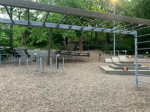 Kviberg Parks Utegym - Att ge sig ut och springa i skogen är fin träning och avkoppling-Kan du dessutom kombinera det med lite styrketräning så är träningspasset komplettVälkommen till Kviberg Parks Utegym!Hitta utegym och hinderbanorI Göteborg finns många utegym och ett par hinderbanor.Alla är välkomna att träna här och det kostar ingenting.I anslutning till redskapen finns oftast instruktioner hur du kan göra olika övningar.&nbsp;Lista UTE GYMKarta UTE GYMHär finns instruktionsfilmer som visar några övningar du kan göra på utegymHär kan du träna ute i det fria, dygnet runt, året runt, helt gratis.I vårt utegym finns stationer för situps, dips, chins och plyometrisk träning.Instruktioner och träningstips finner du både här på hemsidan och på informationstavlan vid gymmet. Med frisk luft, fågelkvitter och vacker natur blir det roligare att träna. Lycka till!Tips och råd för utomhusträningInstruktioner för stationen DipsInstruktioner för stationen SitupsInstruktioner för stationen Räckhäv/chinsInstruktioner för stationen UpphoppHär kan du ladda ner ritning på hur vi byggde vårt utegym!&nbsp;&nbsp;Andra UTE GYMAdventsparkenBoo - Fisksätra-Saltsjöbaden - Sicklaön - ÄltaEnligt SS-EN16630-2015 får utrustningen endast användas av ungdomar och vuxna med en längd av minst 140cm.Vad behöver man veta innan man beställer ett utegym?Här följer svar på de vanligaste frågorna:Hur stor yta krävs för ett komplett utegym?- Här följer ungefärliga mått på våra redskap, och hur mycket yta de tar i anspråk.- Lägg då till lite svängrum mellan redskapen.- Särskilt häckar och stubbarna.- Dessa mått är ungefärliga och med tillhörande trall att ligga/stå på.Axelpress 6x6mStocklyft 6x6mLatsdrag 6x6mKnäböj 6x6mSingelstockar 6x6mBröstpress 6.5x8mChinsräcke 6×3.5mArmgång 8x3mBalans 8x3mHäckar 8x3mStubbar 8x3mSitups 6x6mDips 2.5x3x5mRygglyft 2.5×3.5mBenlyft 2.5×3.5mStolpe 6x6mKombo 6x4mRodd med ramp 6.5x10mRodd med trappsteg 6.5×7.5mStretch, beroende på valt måttUnderlag!Vi ser helst att underlaget vid våra gym är hårt packat grus, skötseln är lätt och det är framkomligt för funktionshindrade samt barnvagnar.Hur förankras redskapen?De gjuts fast i marken, idealiskt är att ha gymmet på en yta där man kan göra 1m djupa hål. I stort sett varje redskap kräver 4st hål.Kan man montera själv?Ja, redskapen kommer som en byggsats i tre delar som man kan montera själv på plats. Vid beställning får man monteringsanvisningar. Vi ställer även upp med montering/konsultation på plats. Ta kontakt för offert gällande montering. Vi finns även tillhands via telefon/mail när ni monterar ert gym, för konsultation.Hur lång leverans tid är det?Det beror lite på hur många redskap man beställer.&nbsp;Hur mycket väger de olika stockarna?Det är en av de vanligaste frågorna från de som tränar på gymmen. Det beror dock lite på dels vädret. De är tyngre när de regnat mycket, och beroende på hur mycket impregnering det är i virket när det kommer från brädgården kan de väga lite olika.I våra standardgym väger det lätta redskapet ca 20-25kg och den tyngre ca 40-45kg.Hur lång hållbarhetstid har ett utegym?Virket som är tryckimpregnerat har inget bäst före datum. Ett utegym håller i många år framöver.Har ni garanti på redskapen?Vi har ingen garanti men erbjuder oss att byta ut skadade redskap om det visar sig att de gått sönder av oförklarig anledning vid normalt nyttjande.Är det mycket skadegörelse på de utegym ni hittills har producerat?Nej. Vi är förskonade från det mesta när det gäller skadegörelse. Det verkar som de som klottrar och förstör hellre tränar på gymmet.Vilket ytskikt är bäst?Vi har använt oss av olika sorter, bark, flis etc. Men nu är det grus som gäller, det är mer lättskött och bark o dylikt blir gegga efter ett tag. Samt att det är bättre framkomlighet för rullstolar med grus.Behövs något fallskydd vid utegymmet- Ute gym Göteborg?Nej. All träning sker på egen risk. Men det finns ett säkerhetsavstånd mellan redskapen, se ovan.&nbsp;Nyheter Ifrån GymKartaHafstens Resort Och CampingMatinspiratör Markiz TaintonInger Zetterqvist: EM 1:ASasa The Mutant VujicJust Gym Sebastian HedmanJakob Wallin LAWABIdrottsrehab Ullevi