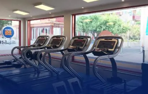 Fitness24Seven - Välkommen till Fitness24Seven - På detta gym kan du bland annat träna styrketräning och konditionsträning med moderna träningsmaskiner och fria vikter.Här finns också TjejgymEn del av gymmet är för tjejer och för tjejer endast. En avslappnad miljö med plats för både fria vikter och styrkemaskiner.Alla de andra delarna av gymmet är självklart öppna för både tjejer och killar.Cardio &amp; uppvärmningFå upp pulsen, känn farten och bli varm i kläderna.Spring på löpbandet, gå på Crosstrainern eller varför inte testa roddmaskinen?Oavsett vilket tempo du söker finns det utrustning som passar för just dig och din uppvärmning.Fria vikterTunga och lätta, stora och små.Vi erbjuder alla typer av fria vikter, alltifrån kettlebells till hantlar och skivstänger.Använd vikterna för att träna precis det du känner för.Bara fantasin sätter gränser.StyrkemaskinerUtmana dina muskler. På detta gym finns ett stort utbud av moderna styrkemaskiner för de flesta muskelgrupper.Träna biceps, triceps och mycket mer.Välkommen att svettas och lämna gärna maskinerna rena och fina till nästa person.OmklädningsrumTräningen börjar och slutar här.Byt om i lugn och ro, och gör dig redo för dagens utmaningar.Självklart finns här också förvaringsskåp för dina personliga prylar.Shop24SevenI behov av ny energi?I våra smarta varuautomater finns allt du behöver, oavsett när du behöver det.Köp en dryck, shake eller kanske en bar. Betalningen sker enkelt via swish eller kort. Välkommen att fylla på.Small group workoutKom igång med träningen!Small group workout är cirkelträning med en utbildad instruktör ute i gymmet.Vi tränar hela kroppen och alla kan vara med!Small Group Workout är en del av Fitness24sevens egna utbud.Stretch &amp; RelaxGe dig själv tid för återhämtning.Denna sektion är till för stretch och nedvarvning.Kom ner på mattan och sträck ut dina muskler.Slappna av och hitta tillbaka till lugnet med hjälp av redskap som Pilatesbollar och gummiband.RullstolsanpassatDetta gym är anpassat för rullstol och har tillgänglighetsanpassade dusch- och omklädningsrum.Gymmen i Stockholm har, som alla våra andra gym, öppet dygnet runt för alla våra medlemmar, så att du kan träna när det passar dig.Första Fitness24Seven gymmet öppnade 2003Det var 2003 som Fitness24Sevens grundare och ägare, Christian Ask, öppnade det första gymmet och äntrade Fitness-marknaden med ett gym på Henrik Smithsgatan i Malmö, Sverige.Därefter gick allting väldigt fort och det var 2005 som vi öppnade vårt allra första kontor och vårt första gym med gruppträningssalar i Lund, Sverige.Kontoret och gymmet är i anknytningar till varandra och är idag ett av våra flaggskepp.Redan 2006 hade vi 10 gym i Sverige och antalet skulle komma att bli allt fler.Om Fitness24Seven på LinkedinVi är en global fitnesskedja som erbjuder gym och gruppträning för över 400 000 medlemmar världen över.På Fitness24Seven är vår vision att leda människor till ett hälsosammare liv, oavsett vem de är eller var de bor.Med mer än 250 gym i fem länder har vi kommit ganska långt, men vår resa har precis börjat.Vi är alltid på väg någonstans nytt och vi bryter hela tiden nya mark. Vårt företag växer snabbt och är alltid i behov av nya hungriga talanger.När du jobbar med oss arbetar du tillsammans med 2 000 medarbetare i över 80 städer. Vi jobbar i hög hastighet och vår väg förändras hela tiden.Det du gör idag kanske inte är det du gör imorgon. Vi sätter ganska ambitiösa mål som vi uppnår tillsammans, eftersom vi tror att samarbete gör laget.Genom tillgänglighet, gästfrihet och funktionalitet erbjuder vi våra medlemmar en hälsosammare livsstil till ett attraktivt pris.Vi älskar att hålla saker enkelt och vårt erbjudande är inget undantag. Ett medlemskap som ger tillgång till alla gym i alla länder 24 timmar om dygnet.Anta utmaningen – gå med i vårt team!Star Trac hos Fitness24SevenMer om Fitness24SevenFitness24Seven på Facebook