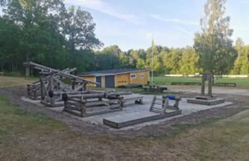 Tuve utegym - Att ge sig ut och springa i skogen är fin träning och avkoppling-Kan du dessutom kombinera det med lite styrketräning så är träningspasset komplettVälkommen till Tuve utegym!Hitta utegym och hinderbanorI Göteborg finns många utegym och ett par hinderbanor.Alla är välkomna att träna här och det kostar ingenting.I anslutning till redskapen finns oftast instruktioner hur du kan göra olika övningar.&nbsp;Lista UTE GYMKarta UTE GYMHär finns instruktionsfilmer som visar några övningar du kan göra på utegymHär kan du träna ute i det fria, dygnet runt, året runt, helt gratis.I vårt utegym finns stationer för situps, dips, chins och plyometrisk träning.Instruktioner och träningstips finner du både här på hemsidan och på informationstavlan vid gymmet. Med frisk luft, fågelkvitter och vacker natur blir det roligare att träna. Lycka till!Tips och råd för utomhusträningInstruktioner för stationen DipsInstruktioner för stationen SitupsInstruktioner för stationen Räckhäv/chinsInstruktioner för stationen UpphoppHär kan du ladda ner ritning på hur vi byggde vårt utegym!&nbsp;&nbsp;Andra UTE GYMAdventsparkenBoo - Fisksätra-Saltsjöbaden - Sicklaön - ÄltaEnligt SS-EN16630-2015 får utrustningen endast användas av ungdomar och vuxna med en längd av minst 140cm.Vad behöver man veta innan man beställer ett utegym?Här följer svar på de vanligaste frågorna:Hur stor yta krävs för ett komplett utegym?- Här följer ungefärliga mått på våra redskap, och hur mycket yta de tar i anspråk.- Lägg då till lite svängrum mellan redskapen.- Särskilt häckar och stubbarna.- Dessa mått är ungefärliga och med tillhörande trall att ligga/stå på.Axelpress 6x6mStocklyft 6x6mLatsdrag 6x6mKnäböj 6x6mSingelstockar 6x6mBröstpress 6.5x8mChinsräcke 6×3.5mArmgång 8x3mBalans 8x3mHäckar 8x3mStubbar 8x3mSitups 6x6mDips 2.5x3x5mRygglyft 2.5×3.5mBenlyft 2.5×3.5mStolpe 6x6mKombo 6x4mRodd med ramp 6.5x10mRodd med trappsteg 6.5×7.5mStretch, beroende på valt måttUnderlag!Vi ser helst att underlaget vid våra gym är hårt packat grus, skötseln är lätt och det är framkomligt för funktionshindrade samt barnvagnar.Hur förankras redskapen?De gjuts fast i marken, idealiskt är att ha gymmet på en yta där man kan göra 1m djupa hål. I stort sett varje redskap kräver 4st hål.Kan man montera själv?Ja, redskapen kommer som en byggsats i tre delar som man kan montera själv på plats. Vid beställning får man monteringsanvisningar. Vi ställer även upp med montering/konsultation på plats. Ta kontakt för offert gällande montering. Vi finns även tillhands via telefon/mail när ni monterar ert gym, för konsultation.Hur lång leverans tid är det?Det beror lite på hur många redskap man beställer.&nbsp;Hur mycket väger de olika stockarna?Det är en av de vanligaste frågorna från de som tränar på gymmen. Det beror dock lite på dels vädret. De är tyngre när de regnat mycket, och beroende på hur mycket impregnering det är i virket när det kommer från brädgården kan de väga lite olika.I våra standardgym väger det lätta redskapet ca 20-25kg och den tyngre ca 40-45kg.Hur lång hållbarhetstid har ett utegym?Virket som är tryckimpregnerat har inget bäst före datum. Ett utegym håller i många år framöver.Har ni garanti på redskapen?Vi har ingen garanti men erbjuder oss att byta ut skadade redskap om det visar sig att de gått sönder av oförklarig anledning vid normalt nyttjande.Är det mycket skadegörelse på de utegym ni hittills har producerat?Nej. Vi är förskonade från det mesta när det gäller skadegörelse. Det verkar som de som klottrar och förstör hellre tränar på gymmet.Vilket ytskikt är bäst?Vi har använt oss av olika sorter, bark, flis etc. Men nu är det grus som gäller, det är mer lättskött och bark o dylikt blir gegga efter ett tag. Samt att det är bättre framkomlighet för rullstolar med grus.Behövs något fallskydd vid utegymmet- Ute gym Göteborg?Nej. All träning sker på egen risk. Men det finns ett säkerhetsavstånd mellan redskapen, se ovan.&nbsp;Nyheter Ifrån GymKartaHafstens Resort Och CampingMatinspiratör Markiz TaintonInger Zetterqvist: EM 1:ASasa The Mutant VujicJust Gym Sebastian HedmanJakob Wallin LAWABIdrottsrehab Ullevi