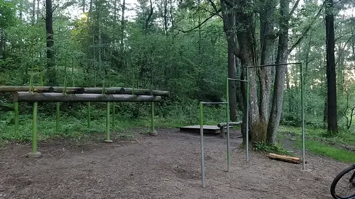 Tuve utegym - Att ge sig ut och springa i skogen är fin träning och avkoppling-Kan du dessutom kombinera det med lite styrketräning så är träningspasset komplettVälkommen till Tuve utegym!Hitta utegym och hinderbanorI Göteborg finns många utegym och ett par hinderbanor.Alla är välkomna att träna här och det kostar ingenting.I anslutning till redskapen finns oftast instruktioner hur du kan göra olika övningar.&nbsp;Lista UTE GYMKarta UTE GYMHär finns instruktionsfilmer som visar några övningar du kan göra på utegymHär kan du träna ute i det fria, dygnet runt, året runt, helt gratis.I vårt utegym finns stationer för situps, dips, chins och plyometrisk träning.Instruktioner och träningstips finner du både här på hemsidan och på informationstavlan vid gymmet. Med frisk luft, fågelkvitter och vacker natur blir det roligare att träna. Lycka till!Tips och råd för utomhusträningInstruktioner för stationen DipsInstruktioner för stationen SitupsInstruktioner för stationen Räckhäv/chinsInstruktioner för stationen UpphoppHär kan du ladda ner ritning på hur vi byggde vårt utegym!&nbsp;&nbsp;Andra UTE GYMAdventsparkenBoo - Fisksätra-Saltsjöbaden - Sicklaön - ÄltaEnligt SS-EN16630-2015 får utrustningen endast användas av ungdomar och vuxna med en längd av minst 140cm.Vad behöver man veta innan man beställer ett utegym?Här följer svar på de vanligaste frågorna:Hur stor yta krävs för ett komplett utegym?- Här följer ungefärliga mått på våra redskap, och hur mycket yta de tar i anspråk.- Lägg då till lite svängrum mellan redskapen.- Särskilt häckar och stubbarna.- Dessa mått är ungefärliga och med tillhörande trall att ligga/stå på.Axelpress 6x6mStocklyft 6x6mLatsdrag 6x6mKnäböj 6x6mSingelstockar 6x6mBröstpress 6.5x8mChinsräcke 6×3.5mArmgång 8x3mBalans 8x3mHäckar 8x3mStubbar 8x3mSitups 6x6mDips 2.5x3x5mRygglyft 2.5×3.5mBenlyft 2.5×3.5mStolpe 6x6mKombo 6x4mRodd med ramp 6.5x10mRodd med trappsteg 6.5×7.5mStretch, beroende på valt måttUnderlag!Vi ser helst att underlaget vid våra gym är hårt packat grus, skötseln är lätt och det är framkomligt för funktionshindrade samt barnvagnar.Hur förankras redskapen?De gjuts fast i marken, idealiskt är att ha gymmet på en yta där man kan göra 1m djupa hål. I stort sett varje redskap kräver 4st hål.Kan man montera själv?Ja, redskapen kommer som en byggsats i tre delar som man kan montera själv på plats. Vid beställning får man monteringsanvisningar. Vi ställer även upp med montering/konsultation på plats. Ta kontakt för offert gällande montering. Vi finns även tillhands via telefon/mail när ni monterar ert gym, för konsultation.Hur lång leverans tid är det?Det beror lite på hur många redskap man beställer.&nbsp;Hur mycket väger de olika stockarna?Det är en av de vanligaste frågorna från de som tränar på gymmen. Det beror dock lite på dels vädret. De är tyngre när de regnat mycket, och beroende på hur mycket impregnering det är i virket när det kommer från brädgården kan de väga lite olika.I våra standardgym väger det lätta redskapet ca 20-25kg och den tyngre ca 40-45kg.Hur lång hållbarhetstid har ett utegym?Virket som är tryckimpregnerat har inget bäst före datum. Ett utegym håller i många år framöver.Har ni garanti på redskapen?Vi har ingen garanti men erbjuder oss att byta ut skadade redskap om det visar sig att de gått sönder av oförklarig anledning vid normalt nyttjande.Är det mycket skadegörelse på de utegym ni hittills har producerat?Nej. Vi är förskonade från det mesta när det gäller skadegörelse. Det verkar som de som klottrar och förstör hellre tränar på gymmet.Vilket ytskikt är bäst?Vi har använt oss av olika sorter, bark, flis etc. Men nu är det grus som gäller, det är mer lättskött och bark o dylikt blir gegga efter ett tag. Samt att det är bättre framkomlighet för rullstolar med grus.Behövs något fallskydd vid utegymmet- Ute gym Göteborg?Nej. All träning sker på egen risk. Men det finns ett säkerhetsavstånd mellan redskapen, se ovan.&nbsp;Nyheter Ifrån GymKartaHafstens Resort Och CampingMatinspiratör Markiz TaintonInger Zetterqvist: EM 1:ASasa The Mutant VujicJust Gym Sebastian HedmanJakob Wallin LAWABIdrottsrehab Ullevi