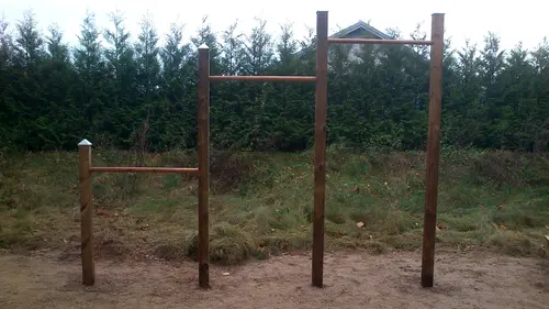 Tuve utegym - Att ge sig ut och springa i skogen är fin träning och avkoppling-Kan du dessutom kombinera det med lite styrketräning så är träningspasset komplettVälkommen till Tuve utegym!Hitta utegym och hinderbanorI Göteborg finns många utegym och ett par hinderbanor.Alla är välkomna att träna här och det kostar ingenting.I anslutning till redskapen finns oftast instruktioner hur du kan göra olika övningar.&nbsp;Lista UTE GYMKarta UTE GYMHär finns instruktionsfilmer som visar några övningar du kan göra på utegymHär kan du träna ute i det fria, dygnet runt, året runt, helt gratis.I vårt utegym finns stationer för situps, dips, chins och plyometrisk träning.Instruktioner och träningstips finner du både här på hemsidan och på informationstavlan vid gymmet. Med frisk luft, fågelkvitter och vacker natur blir det roligare att träna. Lycka till!Tips och råd för utomhusträningInstruktioner för stationen DipsInstruktioner för stationen SitupsInstruktioner för stationen Räckhäv/chinsInstruktioner för stationen UpphoppHär kan du ladda ner ritning på hur vi byggde vårt utegym!&nbsp;&nbsp;Andra UTE GYMAdventsparkenBoo - Fisksätra-Saltsjöbaden - Sicklaön - ÄltaEnligt SS-EN16630-2015 får utrustningen endast användas av ungdomar och vuxna med en längd av minst 140cm.Vad behöver man veta innan man beställer ett utegym?Här följer svar på de vanligaste frågorna:Hur stor yta krävs för ett komplett utegym?- Här följer ungefärliga mått på våra redskap, och hur mycket yta de tar i anspråk.- Lägg då till lite svängrum mellan redskapen.- Särskilt häckar och stubbarna.- Dessa mått är ungefärliga och med tillhörande trall att ligga/stå på.Axelpress 6x6mStocklyft 6x6mLatsdrag 6x6mKnäböj 6x6mSingelstockar 6x6mBröstpress 6.5x8mChinsräcke 6×3.5mArmgång 8x3mBalans 8x3mHäckar 8x3mStubbar 8x3mSitups 6x6mDips 2.5x3x5mRygglyft 2.5×3.5mBenlyft 2.5×3.5mStolpe 6x6mKombo 6x4mRodd med ramp 6.5x10mRodd med trappsteg 6.5×7.5mStretch, beroende på valt måttUnderlag!Vi ser helst att underlaget vid våra gym är hårt packat grus, skötseln är lätt och det är framkomligt för funktionshindrade samt barnvagnar.Hur förankras redskapen?De gjuts fast i marken, idealiskt är att ha gymmet på en yta där man kan göra 1m djupa hål. I stort sett varje redskap kräver 4st hål.Kan man montera själv?Ja, redskapen kommer som en byggsats i tre delar som man kan montera själv på plats. Vid beställning får man monteringsanvisningar. Vi ställer även upp med montering/konsultation på plats. Ta kontakt för offert gällande montering. Vi finns även tillhands via telefon/mail när ni monterar ert gym, för konsultation.Hur lång leverans tid är det?Det beror lite på hur många redskap man beställer.&nbsp;Hur mycket väger de olika stockarna?Det är en av de vanligaste frågorna från de som tränar på gymmen. Det beror dock lite på dels vädret. De är tyngre när de regnat mycket, och beroende på hur mycket impregnering det är i virket när det kommer från brädgården kan de väga lite olika.I våra standardgym väger det lätta redskapet ca 20-25kg och den tyngre ca 40-45kg.Hur lång hållbarhetstid har ett utegym?Virket som är tryckimpregnerat har inget bäst före datum. Ett utegym håller i många år framöver.Har ni garanti på redskapen?Vi har ingen garanti men erbjuder oss att byta ut skadade redskap om det visar sig att de gått sönder av oförklarig anledning vid normalt nyttjande.Är det mycket skadegörelse på de utegym ni hittills har producerat?Nej. Vi är förskonade från det mesta när det gäller skadegörelse. Det verkar som de som klottrar och förstör hellre tränar på gymmet.Vilket ytskikt är bäst?Vi har använt oss av olika sorter, bark, flis etc. Men nu är det grus som gäller, det är mer lättskött och bark o dylikt blir gegga efter ett tag. Samt att det är bättre framkomlighet för rullstolar med grus.Behövs något fallskydd vid utegymmet- Ute gym Göteborg?Nej. All träning sker på egen risk. Men det finns ett säkerhetsavstånd mellan redskapen, se ovan.&nbsp;Nyheter Ifrån GymKartaHafstens Resort Och CampingMatinspiratör Markiz TaintonInger Zetterqvist: EM 1:ASasa The Mutant VujicJust Gym Sebastian HedmanJakob Wallin LAWABIdrottsrehab Ullevi