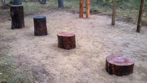 Tuve utegym - Att ge sig ut och springa i skogen är fin träning och avkoppling-Kan du dessutom kombinera det med lite styrketräning så är träningspasset komplettVälkommen till Tuve utegym!Hitta utegym och hinderbanorI Göteborg finns många utegym och ett par hinderbanor.Alla är välkomna att träna här och det kostar ingenting.I anslutning till redskapen finns oftast instruktioner hur du kan göra olika övningar.&nbsp;Lista UTE GYMKarta UTE GYMHär finns instruktionsfilmer som visar några övningar du kan göra på utegymHär kan du träna ute i det fria, dygnet runt, året runt, helt gratis.I vårt utegym finns stationer för situps, dips, chins och plyometrisk träning.Instruktioner och träningstips finner du både här på hemsidan och på informationstavlan vid gymmet. Med frisk luft, fågelkvitter och vacker natur blir det roligare att träna. Lycka till!Tips och råd för utomhusträningInstruktioner för stationen DipsInstruktioner för stationen SitupsInstruktioner för stationen Räckhäv/chinsInstruktioner för stationen UpphoppHär kan du ladda ner ritning på hur vi byggde vårt utegym!&nbsp;&nbsp;Andra UTE GYMAdventsparkenBoo - Fisksätra-Saltsjöbaden - Sicklaön - ÄltaEnligt SS-EN16630-2015 får utrustningen endast användas av ungdomar och vuxna med en längd av minst 140cm.Vad behöver man veta innan man beställer ett utegym?Här följer svar på de vanligaste frågorna:Hur stor yta krävs för ett komplett utegym?- Här följer ungefärliga mått på våra redskap, och hur mycket yta de tar i anspråk.- Lägg då till lite svängrum mellan redskapen.- Särskilt häckar och stubbarna.- Dessa mått är ungefärliga och med tillhörande trall att ligga/stå på.Axelpress 6x6mStocklyft 6x6mLatsdrag 6x6mKnäböj 6x6mSingelstockar 6x6mBröstpress 6.5x8mChinsräcke 6×3.5mArmgång 8x3mBalans 8x3mHäckar 8x3mStubbar 8x3mSitups 6x6mDips 2.5x3x5mRygglyft 2.5×3.5mBenlyft 2.5×3.5mStolpe 6x6mKombo 6x4mRodd med ramp 6.5x10mRodd med trappsteg 6.5×7.5mStretch, beroende på valt måttUnderlag!Vi ser helst att underlaget vid våra gym är hårt packat grus, skötseln är lätt och det är framkomligt för funktionshindrade samt barnvagnar.Hur förankras redskapen?De gjuts fast i marken, idealiskt är att ha gymmet på en yta där man kan göra 1m djupa hål. I stort sett varje redskap kräver 4st hål.Kan man montera själv?Ja, redskapen kommer som en byggsats i tre delar som man kan montera själv på plats. Vid beställning får man monteringsanvisningar. Vi ställer även upp med montering/konsultation på plats. Ta kontakt för offert gällande montering. Vi finns även tillhands via telefon/mail när ni monterar ert gym, för konsultation.Hur lång leverans tid är det?Det beror lite på hur många redskap man beställer.&nbsp;Hur mycket väger de olika stockarna?Det är en av de vanligaste frågorna från de som tränar på gymmen. Det beror dock lite på dels vädret. De är tyngre när de regnat mycket, och beroende på hur mycket impregnering det är i virket när det kommer från brädgården kan de väga lite olika.I våra standardgym väger det lätta redskapet ca 20-25kg och den tyngre ca 40-45kg.Hur lång hållbarhetstid har ett utegym?Virket som är tryckimpregnerat har inget bäst före datum. Ett utegym håller i många år framöver.Har ni garanti på redskapen?Vi har ingen garanti men erbjuder oss att byta ut skadade redskap om det visar sig att de gått sönder av oförklarig anledning vid normalt nyttjande.Är det mycket skadegörelse på de utegym ni hittills har producerat?Nej. Vi är förskonade från det mesta när det gäller skadegörelse. Det verkar som de som klottrar och förstör hellre tränar på gymmet.Vilket ytskikt är bäst?Vi har använt oss av olika sorter, bark, flis etc. Men nu är det grus som gäller, det är mer lättskött och bark o dylikt blir gegga efter ett tag. Samt att det är bättre framkomlighet för rullstolar med grus.Behövs något fallskydd vid utegymmet- Ute gym Göteborg?Nej. All träning sker på egen risk. Men det finns ett säkerhetsavstånd mellan redskapen, se ovan.&nbsp;Nyheter Ifrån GymKartaHafstens Resort Och CampingMatinspiratör Markiz TaintonInger Zetterqvist: EM 1:ASasa The Mutant VujicJust Gym Sebastian HedmanJakob Wallin LAWABIdrottsrehab Ullevi