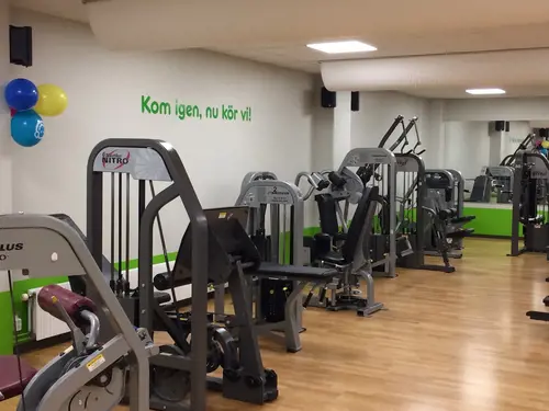 Därför ska du träna hos Actic VästervikSom en av Sveriges ledande gymkedjor har vi jobbat med träning i över 40 årVi har ett brett erbjudande av inspirerande träning på 110 gym och 50 bad från Luleå i norr till Malmö i söder.Hos oss träffar du vänlig och kunnig personal och gymmar i fräscha lokaler. Du kan träna gruppträning både inomhus och utomhus och självklart är du också välkommen att simma och bada hos oss!110 GYM ÖVER HELA SVERIGE50 BAD I DIREKT ANSLUTNING TILL VÅRA GYMINSPIRERANDE OCH EFFEKTIV GRUPPTRÄNINGONLINEPASS I ACTIC APPENVECKORS DIGITAL TRÄNINGSSTART MED COACHGENERÖSA ÖPPETTIDERSKRÄDDARSY DITT MEDLEMSKAPHitta ditt Actic gym nära digMed över 115 gym runt om i Sverige finns det många möjligheter till träning, ange namnet på det gym eller den stad som du vill träna på nedan så hittar du den information du behöver.Träna i gymmet, testa på gruppträningspass, simma i badet eller kontakta oss så kan vi hjälpa dig att hitta den träning som passar dig!GruppträningDet är roligare att träna tillsammans!För dig som gillar att träna i grupp med en peppande instruktör till inspirerande musik rekommenderar vi gruppträning.Mer än hälften av våra anläggningar erbjuder gruppträning!Boka passDu hittar aktuella scheman för alla gruppträningspass på Mina Sidor eller på ditt gym.Du bokar enkelt dina gruppträningspass i vår Actic app eller på Mina Sidor.Bokningsreglerna hittar du här.Träna på gym och få upp din styrka!Varför ska du träna styrketräning? Nedan får du några exempel på vilka fördelar du får genom att träna styrka på gym med oss:&nbsp;En starkare kropp avlastar kroppens leder.Skelettets hållfasthet förbättras och bentätheten ökar, något som motverkar risken att drabbas av benskörhet.Ämnesomsättningen ökar, vilket är bra om du vill gå ner eller hålla din vikt.Muskulära obalanser tränas bort och ger en bättre hållning.Du kommer att få en bättre hållning vid stärkande av core.Du kommer lättare kunna lyfta dina barn eller barnbarn, bära hem kassarna från mataffären&nbsp; och förhoppningsvis även känna dig starkare!Träna styrka med säker och effektiv träningHos oss på Actic hittar du alltid instruktörer ute i lokalen som ger råd och tips kring hur du kan träna styrketräning på gym.Vi visar hur övningar kan genomföras för att undvika skador och berättar hur du kan undvika vanliga fel i din träning – allt för att du ska få ut maximalt av din träning, nå dina mål och bygga muskler.Lycka till med din styrketräning!30 minuter räcker!På Actic tränar vi enligt träningsmetoden HIT (högintensitetsträning), vilket innebär att du på endast 30 minuter ger din kropp tillräcklig träning för att utvecklas.Genom att träna på gym och köra ett set med 8-12 repetitioner i varje maskin med mycket kort vila mellan maskinerna hinner du träna hela kroppen på endast 30 minuter.Vår rekommendation är 2-3 träningspass på gymmet i veckan.Då hinner du både stimulera muskeltillväxten och få tid till återhämtning mellan passen.