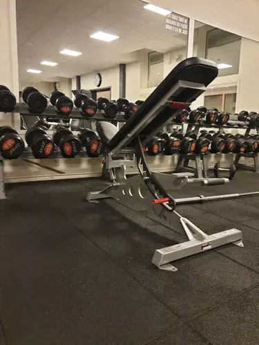 Nordic Wellness LerumNordic Wellness - Din Bästa GymPartnerNordic Wellness är idag en av Sveriges största friskvårds-kedjor.Det ger oss unika möjligheter att ständigt utveckla våra klubbar och att ligga i framkant när det gäller utbud, kvalitet, personal och inte minst pris.Det är viktigt för oss att alla människor känner sig som hemma.Nordic Wellness Lerum erbjuder generösa lokaler med fräsch inredning, där du kan träna i en trivsam miljö.Under 2022 har vi uppdaterat klubben med nytt golv, ny belysning, ny färg och högkvalitativ tränings-gymutrustning.&nbsp;Varmt välkommen till Göteborgs främsta träningsanläggningar med gymutrustning från de världsledande varumärkena&nbsp;Technogym,&nbsp;Life Fitness,&nbsp;Precor,&nbsp;Cybex!Nordic Wellness FacebookNordic Wellness InstagramNordic Wellness RabatterNordic Wellness YoutubeNordic Wellness TiktokPå våra Gym erbjuder vi ett brett utbud av träningsmaskiner och redskap. Allt för att just du ska få ut det mesta av din träning.Recension av Nordic Wellness LerumHär är de 15st mest sökta gymmen på GymKarta i Juli 2023Nordic Wellness Lindholmen på Lindholmsallén 20 i GöteborgSATS Gamlestaden på Gamlestadstorget 7 i GöteborgSTC Sävedalen - Göteborgsvägen 104 - GymKarta.seSTC munkebäck på Munkebäcks Allé 26 i GöteborgNordic Wellness Göteborg Kviberg Arena - GymKarta.seNordic Wellness Kungälv Kongahälla - GymKarta.seActic Lerum - Vattenpalatset på Häradsvägen 3 i Lerum&nbsp;Maximus Gym Brunnsbo på Folkvisegatan 15 i GöteborgSATS Hovås på Björklundabacken 2 i Hovås - GymKarta.seNordic Wellness Backaplan på Gustaf Dalénsgatan 13Fitness24Seven på Lergöksgatan 6 i Västra FrölundaSATS Askim (Sisjön stora) på Ekonomivägen 6 i AskimSTC på Ekenleden 10 i Kållered - GymKarta.seNordic Wellness Marklandsgatan - GymKarta.seNordic Wellness på Vasagatan 7 i Göteborg