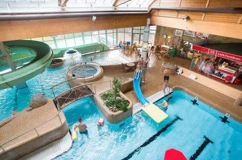 Därför ska du träna hos Actic Lerum VattenpalatsetSom en av Sveriges ledande gymkedjor har vi jobbat med träning i över 40 årVi har ett brett erbjudande av inspirerande träning på 110 gym och 50 bad från Luleå i norr till Malmö i söder.Hos oss träffar du vänlig och kunnig personal och gymmar i fräscha lokaler. Du kan träna gruppträning både inomhus och utomhus och självklart är du också välkommen att simma och bada hos oss!110 GYM ÖVER HELA SVERIGE50 BAD I DIREKT ANSLUTNING TILL VÅRA GYMINSPIRERANDE OCH EFFEKTIV GRUPPTRÄNINGONLINEPASS I ACTIC APPENVECKORS DIGITAL TRÄNINGSSTART MED COACHGENERÖSA ÖPPETTIDERSKRÄDDARSY DITT MEDLEMSKAPHitta ditt Actic gym nära digMed över 115 gym runt om i Sverige finns det många möjligheter till träning, ange namnet på det gym eller den stad som du vill träna på nedan så hittar du den information du behöver.Träna i gymmet, testa på gruppträningspass, simma i badet eller kontakta oss så kan vi hjälpa dig att hitta den träning som passar dig!GruppträningDet är roligare att träna tillsammans!För dig som gillar att träna i grupp med en peppande instruktör till inspirerande musik rekommenderar vi gruppträning.Mer än hälften av våra anläggningar erbjuder gruppträning!Boka passDu hittar aktuella scheman för alla gruppträningspass på Mina Sidor eller på ditt gym.Du bokar enkelt dina gruppträningspass i vår Actic app eller på Mina Sidor.Bokningsreglerna hittar du här.Träna på gym och få upp din styrka!Varför ska du träna styrketräning? Nedan får du några exempel på vilka fördelar du får genom att träna styrka på gym med oss:&nbsp;En starkare kropp avlastar kroppens leder.Skelettets hållfasthet förbättras och bentätheten ökar, något som motverkar risken att drabbas av benskörhet.Ämnesomsättningen ökar, vilket är bra om du vill gå ner eller hålla din vikt.Muskulära obalanser tränas bort och ger en bättre hållning.Du kommer att få en bättre hållning vid stärkande av core.Du kommer lättare kunna lyfta dina barn eller barnbarn, bära hem kassarna från mataffären&nbsp; och förhoppningsvis även känna dig starkare!Träna styrka med säker och effektiv träningHos oss på Actic hittar du alltid instruktörer ute i lokalen som ger råd och tips kring hur du kan träna styrketräning på gym.Vi visar hur övningar kan genomföras för att undvika skador och berättar hur du kan undvika vanliga fel i din träning – allt för att du ska få ut maximalt av din träning, nå dina mål och bygga muskler.Lycka till med din styrketräning!30 minuter räcker!På Actic tränar vi enligt träningsmetoden HIT (högintensitetsträning), vilket innebär att du på endast 30 minuter ger din kropp tillräcklig träning för att utvecklas.Genom att träna på gym och köra ett set med 8-12 repetitioner i varje maskin med mycket kort vila mellan maskinerna hinner du träna hela kroppen på endast 30 minuter.Vår rekommendation är 2-3 träningspass på gymmet i veckan.Då hinner du både stimulera muskeltillväxten och få tid till återhämtning mellan passen.Här är de 15st mest sökta gymmen på GymKarta i Juli 2023Nordic Wellness Lindholmen på Lindholmsallén 20 i GöteborgSATS Gamlestaden på Gamlestadstorget 7 i GöteborgSTC Sävedalen - Göteborgsvägen 104 - GymKarta.seSTC munkebäck på Munkebäcks Allé 26 i GöteborgNordic Wellness Göteborg Kviberg Arena - GymKarta.seNordic Wellness Kungälv Kongahälla - GymKarta.seActic Lerum - Vattenpalatset på Häradsvägen 3 i Lerum&nbsp;Maximus Gym Brunnsbo på Folkvisegatan 15 i GöteborgSATS Hovås på Björklundabacken 2 i Hovås - GymKarta.seNordic Wellness Backaplan på Gustaf Dalénsgatan 13Fitness24Seven på Lergöksgatan 6 i Västra FrölundaSATS Askim (Sisjön stora) på Ekonomivägen 6 i AskimSTC på Ekenleden 10 i Kållered - GymKarta.seNordic Wellness Marklandsgatan - GymKarta.seNordic Wellness på Vasagatan 7 i Göteborg