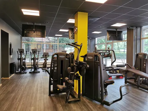 Välkommen till Nordic Wellness!Här kan du ta del av toppmoderna maskiner, fria vikter, gruppträning, virtuell träning och riktigt mycket tränings-glädje.Kom gärna in och ta en kaffe, kika på den fantastiska anläggningen och prata med oss direkt i receptionen.Vi erbjuder självklart prov-vecka för dig som vill testa vår härliga klubb och utbud.Vi har gratis parkering hos oss också.GRATIS KONSULTATION!Vill du få hjälp att nå dina mål?Med en personlig tränare kommer du snabbt igång med ett individanpassat träningsschema som ger resultat.I det första mötet går vi igenom vad du önskar uppnå samt sätter realistiska mål efter dina förutsättningar.Fyll i kontaktformuläret nedan så kontaktar vi dig för 30 minuters kostnadsfri konsultation.Vissa personliga tränare erbjuder nu också tjänsten PT online.Vid förhinder behöver du avboka mötet 24h innan utsatt tid, annars debiteras du 200 kr.Kolla ditt gym på alla bolagFitnessprofilen Julia på Nordic Wellness: Är ditt mål att ha en något tajtare form till beachen?BEHÖVER DU PT? Känner du att du inte har disciplinen att komma i gång med träningen hemma? Hör av dig direkt till Julia och boka professionell hjälp!Nordic Wellness Din Bästa-GymPartnerHär är de 15st mest sökta gymmen på GymKarta i Juli 2023Nordic Wellness Lindholmen på Lindholmsallén 20 i GöteborgSATS Gamlestaden på Gamlestadstorget 7 i GöteborgSTC Sävedalen - Göteborgsvägen 104 - GymKarta.seSTC munkebäck på Munkebäcks Allé 26 i GöteborgNordic Wellness Göteborg Kviberg Arena - GymKarta.seNordic Wellness Kungälv Kongahälla - GymKarta.seActic Lerum - Vattenpalatset på Häradsvägen 3 i Lerum&nbsp;Maximus Gym Brunnsbo på Folkvisegatan 15 i GöteborgSATS Hovås på Björklundabacken 2 i Hovås - GymKarta.seNordic Wellness Backaplan på Gustaf Dalénsgatan 13Fitness24Seven på Lergöksgatan 6 i Västra FrölundaSATS Askim (Sisjön stora) på Ekonomivägen 6 i AskimSTC på Ekenleden 10 i Kållered - GymKarta.seNordic Wellness Marklandsgatan - GymKarta.seNordic Wellness på Vasagatan 7 i Göteborg