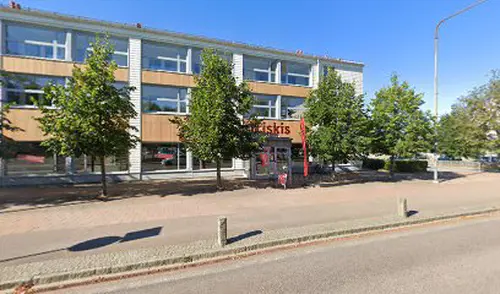Vår träning på Friskis &amp; Svettis Kungälv centrumMänniskan är gjord för rörelse, vi mår bra när vi rör på oss.Vad är du sugen på att träna idag?​Det finns många skäl till att träna. Vi tycker att träning ska kännas lustfyllt, så att ha kul är ett gott skäl till att träna. Du får mer energi. Du får en härligare känsla i kroppen.Träna hos oss kan du göra på många olika sättKika in här och hitta träningen som passar dig bäst. Eller utmana dig och träna något nytt.&nbsp;ÅldersgränserPå några av våra träningsformer har vi särskilda åldersgränser2-6 år på Familjejympa7-12 år på all gruppträning utan redskap tillsammans med förälder/vuxen.10 år på träning i gymmet tillsammans med förälder/vuxen13 år på all typ av träningSpinningKonditionsträningen som är både svettig &amp; energifylld - på spincykelDu tränar på en spincykel, där det är du själv som väljer och reglerar motståndet.Du bestämmer hur lätt eller utmanande det blir för dig.&nbsp;Ledaren guidar genom passet och peppar dig igenom de&nbsp;tre olika positioner som ett spinpass innehåller: en sittande och två stående.Allt för att variera träningseffekten.&nbsp;Spinning ger dig effektiv konditionsträning som ger varierande träningseffekter: snabbhet, uthållighet och styrka.Indoor walkingFlowig träning på crosstrainer. Indoor walking (IW) är effektiv konditionsträning på crosstrainer, en så kallad walker. På köpet utmanar du din bålstabilitet och balans.&nbsp;Rörelsemönstret på en Crosstrainer/walker liknar löpning och skidåkning.Hela kroppen engageras och känslan är skönt flowingEn schysst bonus är att träningen är skonsam för lederna, oavsett om du väljer att ta det lugnt eller utmana dig ordentligt.&nbsp;Första gången? För att träna IW är det bra om du är minst 150 cm lång på grund av walkerns storlek och avstånd mellan trampor och stavar.Här hittar du fler Friskis &amp; Svettis i GöteborgFriskis&amp;Svettis Västra hamngatanFriskis&amp;Svettis MajornaFriskisSvettisFriskis&amp;Svettis KvillebäckenFriskis&amp;Svettis ValhallaFriskis&amp;Svettis GårdaFriskis&amp;Svettis JohannebergFriskis&amp; Svettis FrölundaVarmt välkommen till Göteborgs främsta träningsanläggningar med gymutrustning från de världsledande varumärkena Technogym, Life Fitness, Precor, Cybex!Kolla ditt gym på alla bolagKöp Kosttillskott &amp; TräningskläderIndoor walking hemma?Varmt välkommen till Göteborgs främsta träningsanläggningar med gymutrustning från de världsledande varumärkena Technogym, Life Fitness, Precor, Cybex!Här är de 15st mest sökta gymmen på GymKarta i Juli 2023Nordic Wellness Lindholmen på Lindholmsallén 20 i GöteborgSATS Gamlestaden på Gamlestadstorget 7 i GöteborgSTC Sävedalen - Göteborgsvägen 104 - GymKarta.seSTC munkebäck på Munkebäcks Allé 26 i GöteborgNordic Wellness Göteborg Kviberg Arena - GymKarta.seNordic Wellness Kungälv Kongahälla - GymKarta.seActic Lerum - Vattenpalatset på Häradsvägen 3 i Lerum&nbsp;Maximus Gym Brunnsbo på Folkvisegatan 15 i GöteborgSATS Hovås på Björklundabacken 2 i Hovås - GymKarta.seNordic Wellness Backaplan på Gustaf Dalénsgatan 13Fitness24Seven på Lergöksgatan 6 i Västra FrölundaSATS Askim (Sisjön stora) på Ekonomivägen 6 i AskimSTC på Ekenleden 10 i Kållered - GymKarta.seNordic Wellness Marklandsgatan - GymKarta.seNordic Wellness på Vasagatan 7 i Göteborg