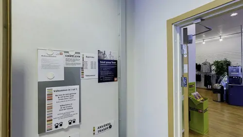 Vår träning på Friskis &amp; Svettis KungälvMänniskan är gjord för rörelse, vi mår bra när vi rör på oss.Vad är du sugen på att träna idag?​Det finns många skäl till att träna. Vi tycker att träning ska kännas lustfyllt, så att ha kul är ett gott skäl till att träna. Du får mer energi. Du får en härligare känsla i kroppen.Träna hos oss kan du göra på många olika sättKika in här och hitta träningen som passar dig bäst. Eller utmana dig och träna något nytt.&nbsp;ÅldersgränserPå några av våra träningsformer har vi särskilda åldersgränser2-6 år på Familjejympa7-12 år på all gruppträning utan redskap tillsammans med förälder/vuxen.10 år på träning i gymmet tillsammans med förälder/vuxen13 år på all typ av träningSpinningKonditionsträningen som är både svettig &amp; energifylld - på spincykelDu tränar på en spincykel, där det är du själv som väljer och reglerar motståndet.Du bestämmer hur lätt eller utmanande det blir för dig.&nbsp;Ledaren guidar genom passet och peppar dig igenom de&nbsp;tre olika positioner som ett spinpass innehåller: en sittande och två stående.Allt för att variera träningseffekten.&nbsp;Spinning ger dig effektiv konditionsträning som ger varierande träningseffekter: snabbhet, uthållighet och styrka.Indoor walkingFlowig träning på crosstrainer. Indoor walking (IW) är effektiv konditionsträning på crosstrainer, en så kallad walker. På köpet utmanar du din bålstabilitet och balans.&nbsp;Rörelsemönstret på en Crosstrainer/walker liknar löpning och skidåkning.Hela kroppen engageras och känslan är skönt flowingEn schysst bonus är att träningen är skonsam för lederna, oavsett om du väljer att ta det lugnt eller utmana dig ordentligt.&nbsp;Första gången? För att träna IW är det bra om du är minst 150 cm lång på grund av walkerns storlek och avstånd mellan trampor och stavar.Hos Friskis och Svettis får du vara precis den du ärVi inspirerar dig att komma igång – och får dig att trivas så att du aldrig vill lägga av.För trivs du kommer du att fortsätta träna.Du blir tryggare, starkare och vågar utmana dina gränser.Du växer som människa och vi som rörelse.Genom åren har hundratusentals människor blivit en del av oss.Friskis&amp;Svettis är en gemensam nämnare för människor i alla åldrar, livsstilar och intressen.Tillsammans är vi en stolt ideell förening som engagerar och förändrar.Det har vi gjort sedan 1978 – och vi har bara börjat.Friskis och Svettis&nbsp;Din GymPartnerFriskis &amp; Svettis konkurrerande kommersiella GymKedjor 2023:SATS Din GymPartnerNordic Wellness Din Bästa-GymPartnerKan Du Gissa Vilken Gymkedja Som Är Mest Sökt På Alla Bolag?Samt enligt analysverktyget Ahrefs är månadens mest sökta hittills under 2023?- Alla vet att det är mycket tuff konkurrens i gymbranschen – tydlig fokus ger lokala företagare kunder.Lokala Gym kan genom en bolagspresentation på Allabolag och på GymKarta.se hamna på Googles första sida.&nbsp;Här hittar du fler Friskis &amp; Svettis i GöteborgFriskis&amp;Svettis Västra hamngatanFriskis&amp;Svettis MajornaFriskisSvettisFriskis&amp;Svettis KvillebäckenFriskis&amp;Svettis ValhallaFriskis&amp;Svettis GårdaFriskis&amp;Svettis JohannebergFriskis&amp; Svettis FrölundaVarmt välkommen till Göteborgs främsta träningsanläggningar med gymutrustning från de världsledande varumärkena Technogym, Life Fitness, Precor, Cybex!Kolla ditt gym på alla bolagKöp Kosttillskott &amp; TräningskläderIndoor walking hemma?Här är de 15st mest sökta gymmen på GymKarta i Juli 2023Nordic Wellness Lindholmen på Lindholmsallén 20 i GöteborgSATS Gamlestaden på Gamlestadstorget 7 i GöteborgSTC Sävedalen - Göteborgsvägen 104 - GymKarta.seSTC munkebäck på Munkebäcks Allé 26 i GöteborgNordic Wellness Göteborg Kviberg Arena - GymKarta.seNordic Wellness Kungälv Kongahälla - GymKarta.seActic Lerum - Vattenpalatset på Häradsvägen 3 i Lerum&nbsp;Maximus Gym Brunnsbo på Folkvisegatan 15 i GöteborgSATS Hovås på Björklundabacken 2 i Hovås - GymKarta.seNordic Wellness Backaplan på Gustaf Dalénsgatan 13Fitness24Seven på Lergöksgatan 6 i Västra FrölundaSATS Askim (Sisjön stora) på Ekonomivägen 6 i AskimSTC på Ekenleden 10 i Kållered - GymKarta.seNordic Wellness Marklandsgatan - GymKarta.seNordic Wellness på Vasagatan 7 i Göteborg