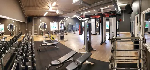 Välkommen till Nordic Wellness Alingsås Dance Center!Här kan du ta del av toppmoderna maskiner, fria vikter, gruppträning, virtuell träning och riktigt mycket tränings-glädje.Kom gärna in och ta en kaffe, kika på den fantastiska anläggningen och prata med oss direkt i receptionen.Vi erbjuder självklart prov-vecka för dig som vill testa vår härliga klubb och utbud.Vi har gratis parkering hos oss också.GRATIS KONSULTATION!Vill du få hjälp att nå dina mål?Med en personlig tränare kommer du snabbt igång med ett individanpassat träningsschema som ger resultat.I det första mötet går vi igenom vad du önskar uppnå samt sätter realistiska mål efter dina förutsättningar.Fyll i kontaktformuläret nedan så kontaktar vi dig för 30 minuters kostnadsfri konsultation.Vissa personliga tränare erbjuder nu också tjänsten PT online.Vid förhinder behöver du avboka mötet 24h innan utsatt tid, annars debiteras du 200 kr.Kolla ditt gym på alla bolagFitnessprofilen Julia på Nordic Wellness: Är ditt mål att ha en något tajtare form till beachen?BEHÖVER DU PT? Känner du att du inte har disciplinen att komma i gång med träningen hemma? Hör av dig direkt till Julia och boka professionell hjälp!Nordic Wellness Din Bästa-GymPartnerHär är de 15st mest sökta gymmen på GymKarta i Juli 2023Nordic Wellness Lindholmen på Lindholmsallén 20 i GöteborgSATS Gamlestaden på Gamlestadstorget 7 i GöteborgSTC Sävedalen - Göteborgsvägen 104 - GymKarta.seSTC munkebäck på Munkebäcks Allé 26 i GöteborgNordic Wellness Göteborg Kviberg Arena - GymKarta.seNordic Wellness Kungälv Kongahälla - GymKarta.seActic Lerum - Vattenpalatset på Häradsvägen 3 i Lerum&nbsp;Maximus Gym Brunnsbo på Folkvisegatan 15 i GöteborgSATS Hovås på Björklundabacken 2 i Hovås - GymKarta.seNordic Wellness Backaplan på Gustaf Dalénsgatan 13Fitness24Seven på Lergöksgatan 6 i Västra FrölundaSATS Askim (Sisjön stora) på Ekonomivägen 6 i AskimSTC på Ekenleden 10 i Kållered - GymKarta.seNordic Wellness Marklandsgatan - GymKarta.seNordic Wellness på Vasagatan 7 i GöteborgNo Carb Protein-Pannkakor - Muskelshoppen