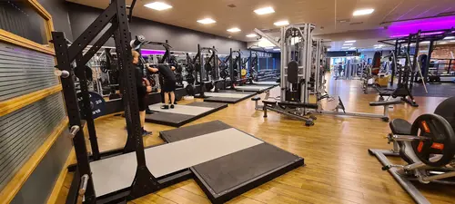 Välkommen till Nordic Wellness Älvängen Centrum!Här kan du ta del av toppmoderna maskiner, fria vikter, gruppträning, virtuell träning och riktigt mycket tränings-glädje.Kom gärna in och ta en kaffe, kika på den fantastiska anläggningen och prata med oss direkt i receptionen.Vi erbjuder självklart prov-vecka för dig som vill testa vår härliga klubb och utbud.Vi har gratis parkering hos oss också.GRATIS KONSULTATION!Vill du få hjälp att nå dina mål?Med en personlig tränare kommer du snabbt igång med ett individanpassat träningsschema som ger resultat.I det första mötet går vi igenom vad du önskar uppnå samt sätter realistiska mål efter dina förutsättningar.Fyll i kontaktformuläret nedan så kontaktar vi dig för 30 minuters kostnadsfri konsultation.Vissa personliga tränare erbjuder nu också tjänsten PT online.Vid förhinder behöver du avboka mötet 24h innan utsatt tid, annars debiteras du 200 kr.Kolla ditt gym på alla bolagFitnessprofilen Julia på Nordic Wellness: Är ditt mål att ha en något tajtare form till beachen?BEHÖVER DU PT? Känner du att du inte har disciplinen att komma i gång med träningen hemma? Hör av dig direkt till Julia och boka professionell hjälp!Nordic Wellness Din Bästa-GymPartnerHär är de 15st mest sökta gymmen på GymKarta i Juli 2023Nordic Wellness Lindholmen på Lindholmsallén 20 i GöteborgSATS Gamlestaden på Gamlestadstorget 7 i GöteborgSTC Sävedalen - Göteborgsvägen 104 - GymKarta.seSTC munkebäck på Munkebäcks Allé 26 i GöteborgNordic Wellness Göteborg Kviberg Arena - GymKarta.seNordic Wellness Kungälv Kongahälla - GymKarta.seActic Lerum - Vattenpalatset på Häradsvägen 3 i Lerum&nbsp;Maximus Gym Brunnsbo på Folkvisegatan 15 i GöteborgSATS Hovås på Björklundabacken 2 i Hovås - GymKarta.seNordic Wellness Backaplan på Gustaf Dalénsgatan 13Fitness24Seven på Lergöksgatan 6 i Västra FrölundaSATS Askim (Sisjön stora) på Ekonomivägen 6 i AskimSTC på Ekenleden 10 i Kållered - GymKarta.seNordic Wellness Marklandsgatan - GymKarta.seNordic Wellness på Vasagatan 7 i Göteborg